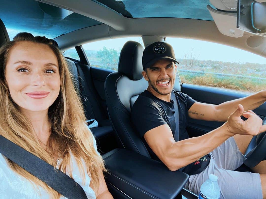 アレクサ・ヴェガのインスタグラム：「Mommy and daddy have been getting good at this date night thing!! 🥰🥰🥰 @therealcarlospena #adventures」