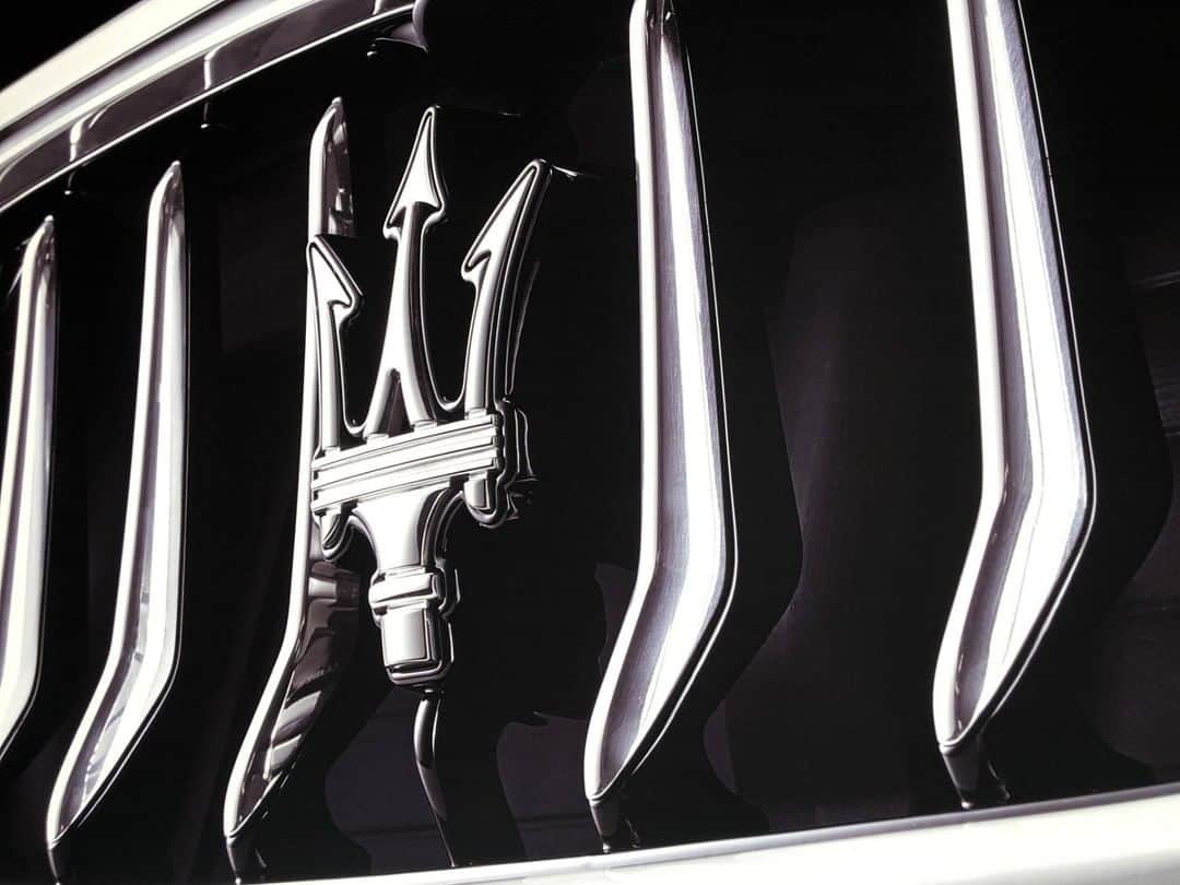 Maserati Japan | マセラティ ジャパンのインスタグラム：「MASERATI 新ファイナンシャル サービス 「Salta Tridente（サルタ トリデンテ）」実施中  2020年10月より新しいファイナンシャルサービス商品として「Salta Tridente（サルタ トリデンテ）」を実施中です。  「Salta Tridente（サルタ トリデンテ）」は、従来設定の据置型ローン「Tridente（トリデンテ）」の派生プランです。  「Tridente（トリデンテ）」は、据置価格設定型オートローンで、据置期間終了後に「新たなマセラティへお乗換」「据置価格一括払」「継続使用のための再分割払い」からお選びいただけるファイナンシャルサービス商品です。  このTridente（トリデンテ）を派生させた新プランは、契約時から最大3か月まで支払いがスキップ可能で、スキップ期間中の支払金額は毎月の支払額にほぼ均等に分散加算されます。  「Salta Tridente（サルタ トリデンテ）」の導入により、お客様のライフスタイルやビジネスプランに柔軟に対応することが可能となります。  詳しくはこちら。 https://www.maserati.com/jp/ja/news-event/salta_tridente #Maserati #マセラティ #MaseratiJapan #マセラティジャパン #SaltaTridente #サルタトリデンテ #Tridente #トリデンテ」
