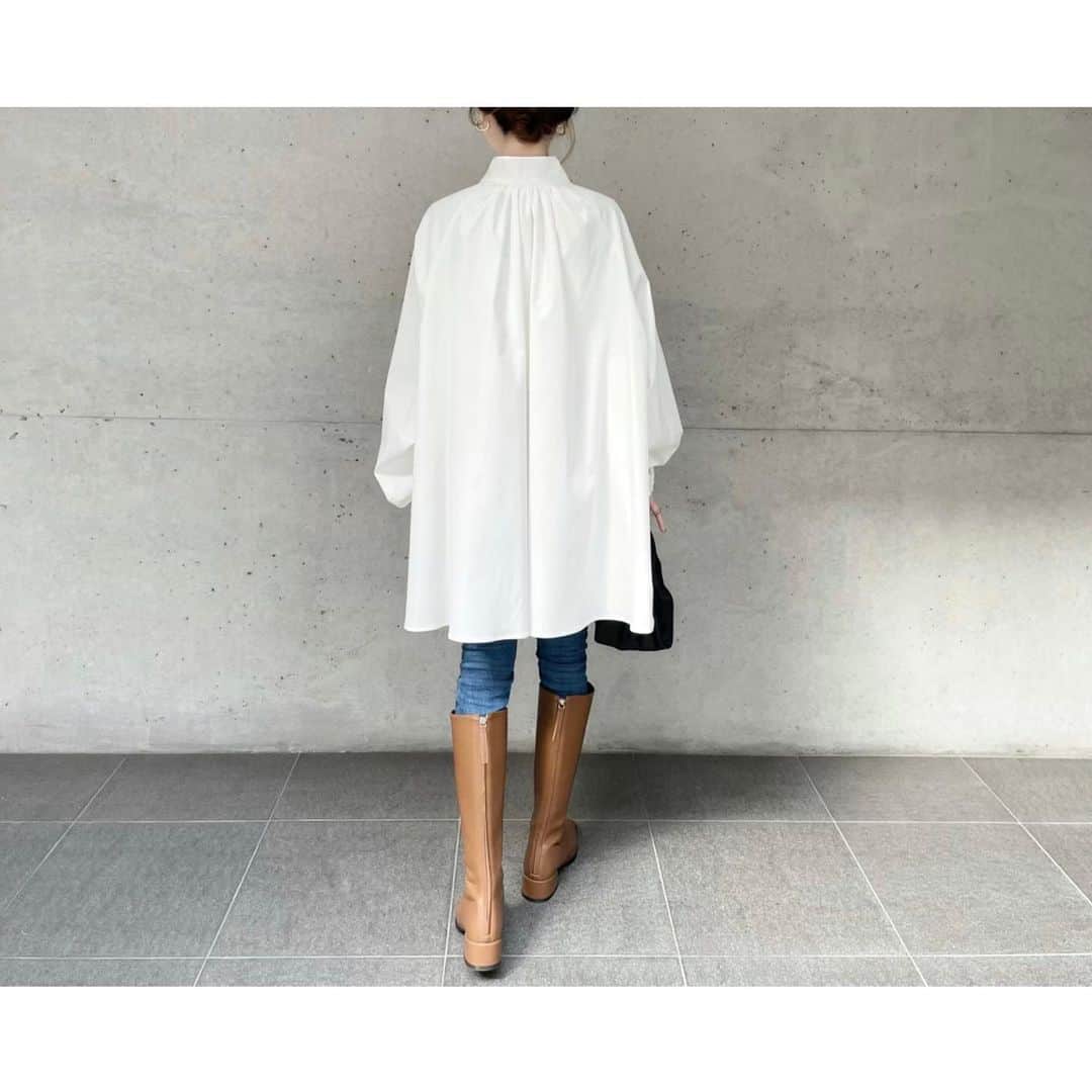 kumiのインスタグラム：「こないだの服☺︎☺︎  shirt #willfully  pants #yanuk boots #willfully  bag #therow  お気に入りのシャツ。 デザインもシルエットも、生地のハリ感も好き♡  @therow のバッグも ついつい合わせてしまうよ。  キチンと感もあって お気に入りのコーディネート🕊＊」
