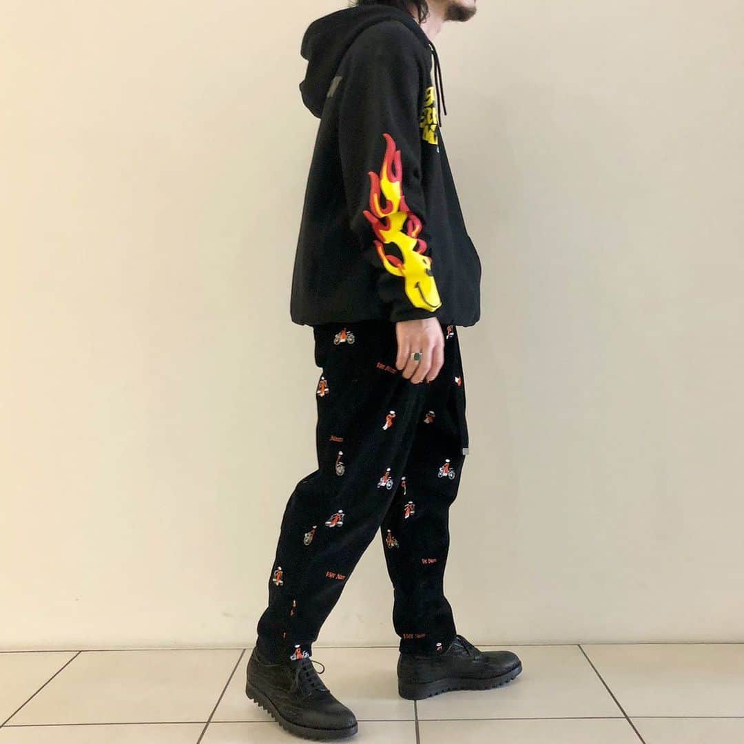 のインスタグラム：「Tops by 【READYMADE】 "SMILE HOODIE" col : BLACK size : M ¥40,000＋TAX  Pants by 【DOUBLET】 "VIETNAM EMBRIDERY WIDE TAPERED TROUSERS" col : BLACK size : S、M ¥45.000+TAX →40%OFF!!  お取り扱い店舗﻿ ◾︎ROSSO ミント神戸店﻿ Tel : 050-2017-9117 ﻿  ※この商品は店舗通販可能です。 ※上記店舗のみでのお取り扱いにつき、値段、在庫等のお問い合わせにつきましても上記の店舗までお願い致します。﻿ ﻿ ﻿ #urbanresearchrossomen﻿ #rossomen﻿ #urbanresearch﻿ #readymade  #doublet #urbanresearchrosso_kobe﻿」