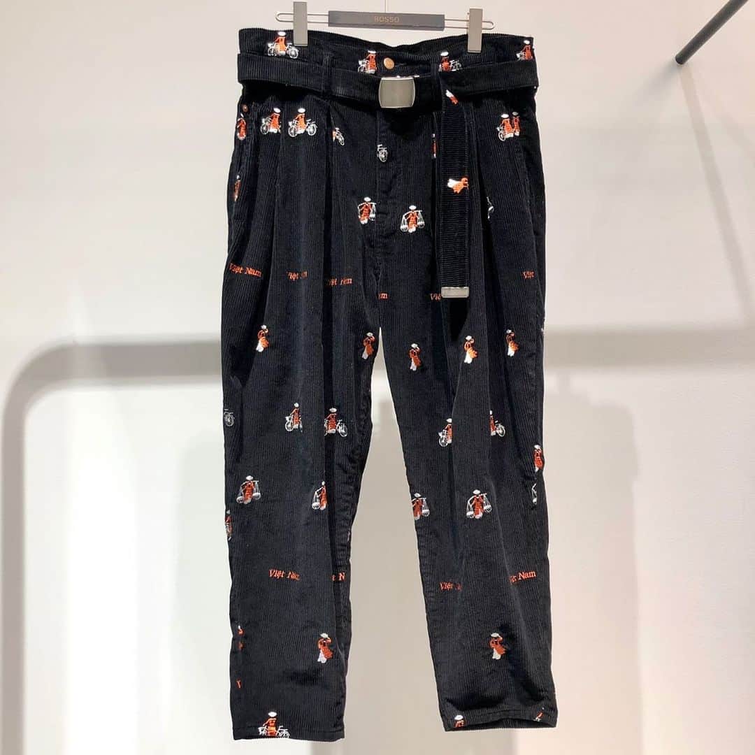 ROSSO MENさんのインスタグラム写真 - (ROSSO MENInstagram)「【DOUBLET】 "VIETNAM EMBRIDERY WIDE TAPERED TROUSERS" col : BLACK size : S、M ¥45.000+TAX →40%OFF!!  お取り扱い店舗﻿ ◾︎ROSSO ミント神戸店﻿ Tel : 050-2017-9117 ﻿  ※この商品は店舗通販可能です。 ※上記店舗のみでのお取り扱いにつき、値段、在庫等のお問い合わせにつきましても上記の店舗までお願い致します。﻿ ﻿ ﻿ #urbanresearchrossomen﻿ #rossomen﻿ #urbanresearch﻿ #readymade  #doublet #urbanresearchrosso_kobe﻿」1月29日 17時40分 - urban_research_rosso_men