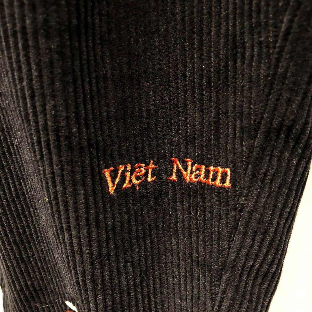 ROSSO MENさんのインスタグラム写真 - (ROSSO MENInstagram)「【DOUBLET】 "VIETNAM EMBRIDERY WIDE TAPERED TROUSERS" col : BLACK size : S、M ¥45.000+TAX →40%OFF!!  お取り扱い店舗﻿ ◾︎ROSSO ミント神戸店﻿ Tel : 050-2017-9117 ﻿  ※この商品は店舗通販可能です。 ※上記店舗のみでのお取り扱いにつき、値段、在庫等のお問い合わせにつきましても上記の店舗までお願い致します。﻿ ﻿ ﻿ #urbanresearchrossomen﻿ #rossomen﻿ #urbanresearch﻿ #readymade  #doublet #urbanresearchrosso_kobe﻿」1月29日 17時40分 - urban_research_rosso_men