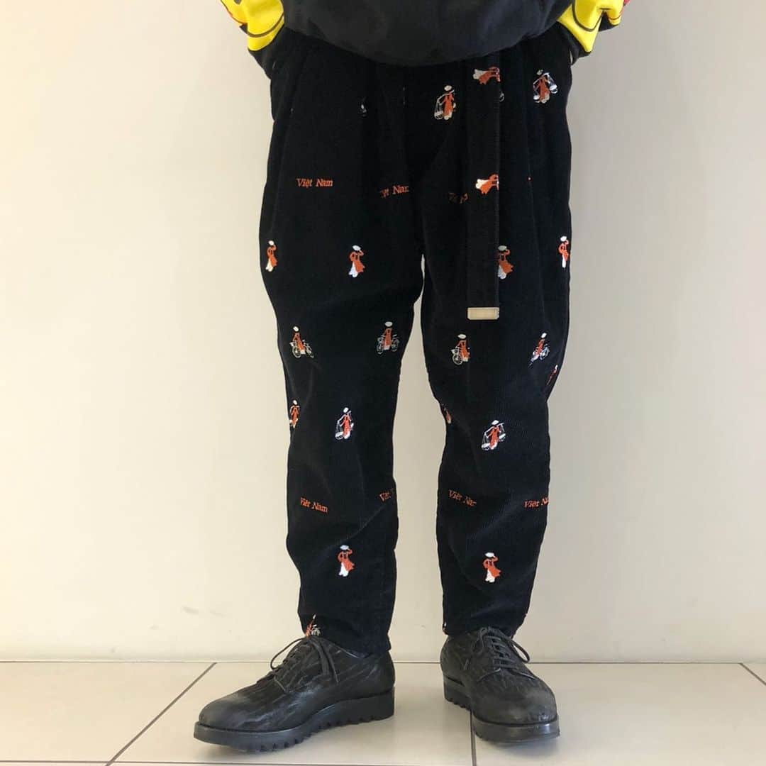 ROSSO MENさんのインスタグラム写真 - (ROSSO MENInstagram)「【DOUBLET】 "VIETNAM EMBRIDERY WIDE TAPERED TROUSERS" col : BLACK size : S、M ¥45.000+TAX →40%OFF!!  お取り扱い店舗﻿ ◾︎ROSSO ミント神戸店﻿ Tel : 050-2017-9117 ﻿  ※この商品は店舗通販可能です。 ※上記店舗のみでのお取り扱いにつき、値段、在庫等のお問い合わせにつきましても上記の店舗までお願い致します。﻿ ﻿ ﻿ #urbanresearchrossomen﻿ #rossomen﻿ #urbanresearch﻿ #readymade  #doublet #urbanresearchrosso_kobe﻿」1月29日 17時40分 - urban_research_rosso_men