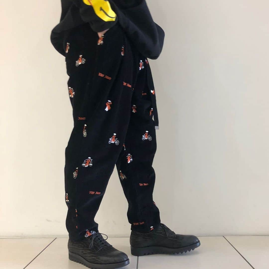 ROSSO MENさんのインスタグラム写真 - (ROSSO MENInstagram)「【DOUBLET】 "VIETNAM EMBRIDERY WIDE TAPERED TROUSERS" col : BLACK size : S、M ¥45.000+TAX →40%OFF!!  お取り扱い店舗﻿ ◾︎ROSSO ミント神戸店﻿ Tel : 050-2017-9117 ﻿  ※この商品は店舗通販可能です。 ※上記店舗のみでのお取り扱いにつき、値段、在庫等のお問い合わせにつきましても上記の店舗までお願い致します。﻿ ﻿ ﻿ #urbanresearchrossomen﻿ #rossomen﻿ #urbanresearch﻿ #readymade  #doublet #urbanresearchrosso_kobe﻿」1月29日 17時40分 - urban_research_rosso_men