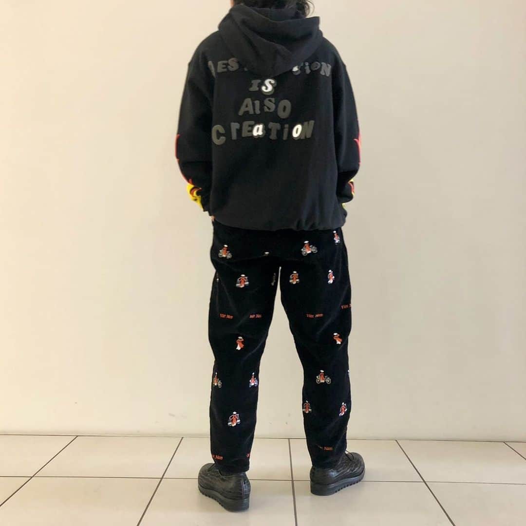 ROSSO MENさんのインスタグラム写真 - (ROSSO MENInstagram)「Tops by 【READYMADE】 "SMILE HOODIE" col : BLACK size : M ¥40,000＋TAX  Pants by 【DOUBLET】 "VIETNAM EMBRIDERY WIDE TAPERED TROUSERS" col : BLACK size : S、M ¥45.000+TAX →40%OFF!!  お取り扱い店舗﻿ ◾︎ROSSO ミント神戸店﻿ Tel : 050-2017-9117 ﻿  ※この商品は店舗通販可能です。 ※上記店舗のみでのお取り扱いにつき、値段、在庫等のお問い合わせにつきましても上記の店舗までお願い致します。﻿ ﻿ ﻿ #urbanresearchrossomen﻿ #rossomen﻿ #urbanresearch﻿ #readymade  #doublet #urbanresearchrosso_kobe﻿」1月29日 17時40分 - urban_research_rosso_men