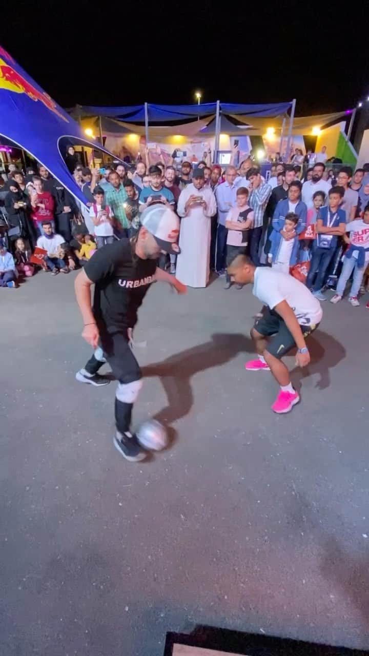 ショーン・ガルニエのインスタグラム：「Describe this panna in 1 emoji ! 🤣🔥 @urbanball #Football #Freestyle #Skills #SeanGarnier #Urbanballer」