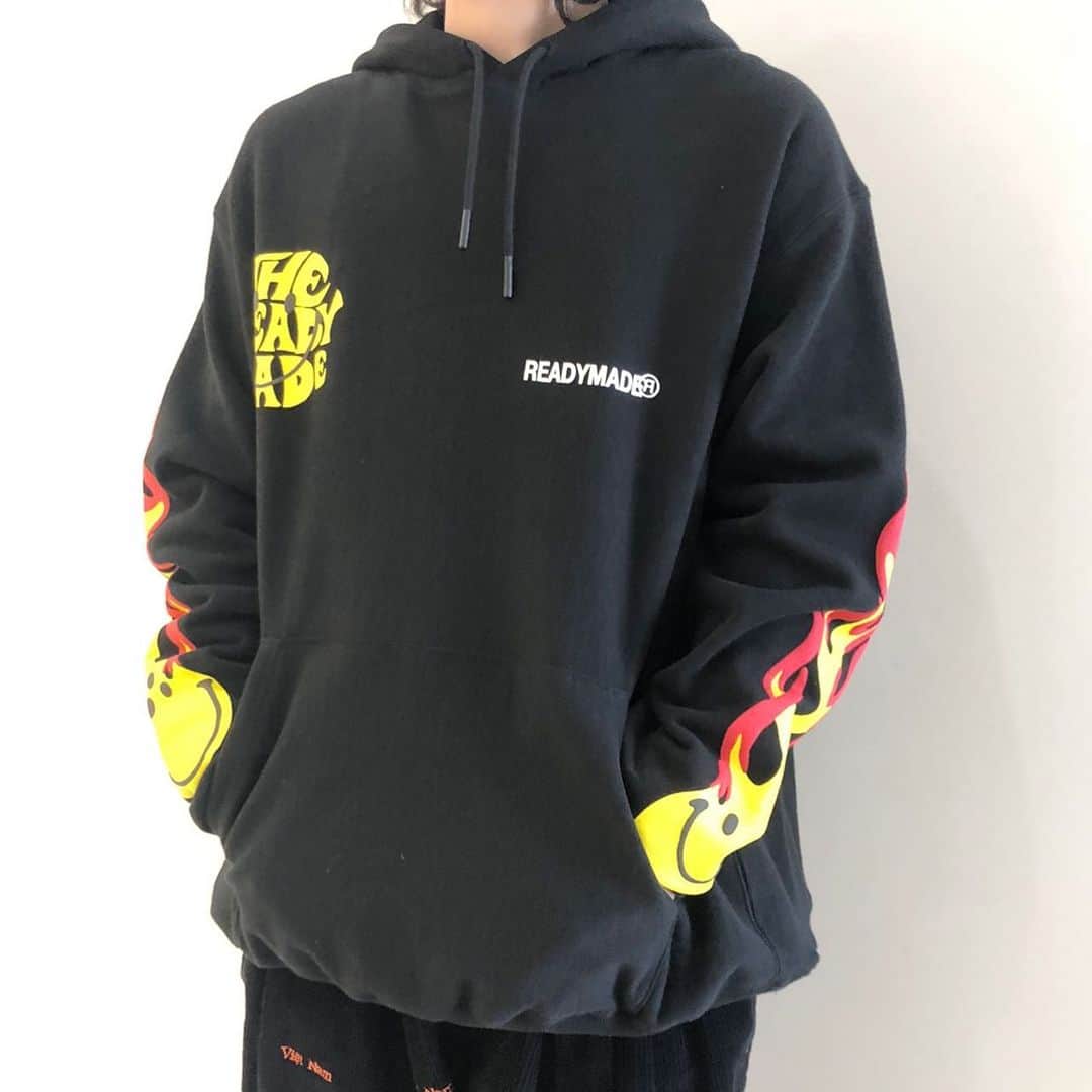 のインスタグラム：「【READYMADE】 "SMILE HOODIE" col : BLACK size : M ¥40,000＋TAX  お取り扱い店舗﻿ ◾︎ROSSO ミント神戸店﻿ Tel : 050-2017-9117 ﻿  ※この商品は店舗通販可能です。 ※上記店舗のみでのお取り扱いにつき、値段、在庫等のお問い合わせにつきましても上記の店舗までお願い致します。﻿ ﻿ ﻿ #urbanresearchrossomen﻿ #rossomen﻿ #urbanresearch﻿ #readymade  #doublet #urbanresearchrosso_kobe﻿」