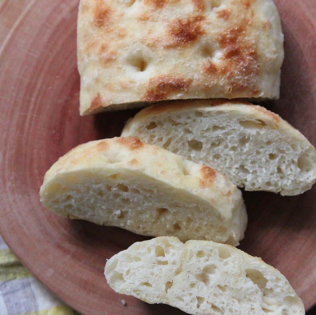 アルペンザルツ公式Instagramのインスタグラム：「レシピあり🍞 「ドデカフォカッチャ」の作り方 * おうちで手軽に焼いてほしいと考案したパンです。そのため、できるだけ手に入りやすい食材で、美味しくをモットーにしています。塩の味でパン生地の味は随分変わります。 * ぜひ美味しいお塩でトッピングの具材に頼らず、生地の味が美味しいパン、ご自宅で焼いてほしいです。 * * 今回のレシピは、 @maiko_y さんに作ってもらいました！ * [吉永麻衣子さんからのワンポイント] 生地は均一になれば捏ねの作業は終わりです。時間の目安で3分程度です。でも捏ねすぎるということはないのでお時間のある方は何分かスプーンで混ぜてみてください。混ぜれば混ぜるほど、もちっとした食感から、ボリュームのあるふわっとしたパンになっていきます。 * おうちで作る家庭料理なので、今日はもちもち、今日はふわふわが楽しめるのがいいところです！ * * ぜひ参考に作ってみてくださいね！ * * ∴♔∴∴♔∴ Ⓡ Ⓔ Ⓒ Ⓘ Ⓟ Ⓔ ∴♔∴∴♔∴ * * 「ドデカフォカッチャ」 * 【材料】 強力粉…180g  アルペンザルツ…2g  インスタントドライイースト…2g 水…150g * * 【作り方】 ①保存容器に強力粉、アルペンザルツ、イーストを計量し、スプーンでぐるっと混ぜておく。そこに水の9割ほどを入れて、グルグル混ぜる。状態が変わらなくなったら残りの水を入れて均一になるまで混ぜる。 * ②冷蔵庫で8時間以上おく。（1日に1回以上水で濡らしたスプーンで混ぜれば5日間使用可能） * ③膨らんだ生地の上に粉を振って、保存容器の壁と生地を剥がすように間にゴムべらを1周入れる。 保存容器をアルミホイルの上に裏返しておくと、生地が落ちてくる。 落ちてきた生地を3つ折りにして、オリーブオイルとアルペンザルツ適量（それぞれ分量外）を振りかける。 * ④オーブンなら200度に予熱して18分程度。トースターなら1200wで15分程度。 トースターは途中生地が焦げそうであればアルミホイルを生地にかぶせる。 * * #アルペンザルツ #塩 #美味しい塩 * #今日のごはん #手作りごはん #簡単レシピ #おかず #レシピ #食卓 #節約 #献立 #家庭料理 #節約生活 #自炊 #ランチ #家ごはん #時短レシピ #簡単レシピ #おいしい #料理 #美味しい #おうちごはん #手作り料理 #手料理 #料理好きな人と繋がりたい#塩レシピ#フォカッチャ#手作りパン」