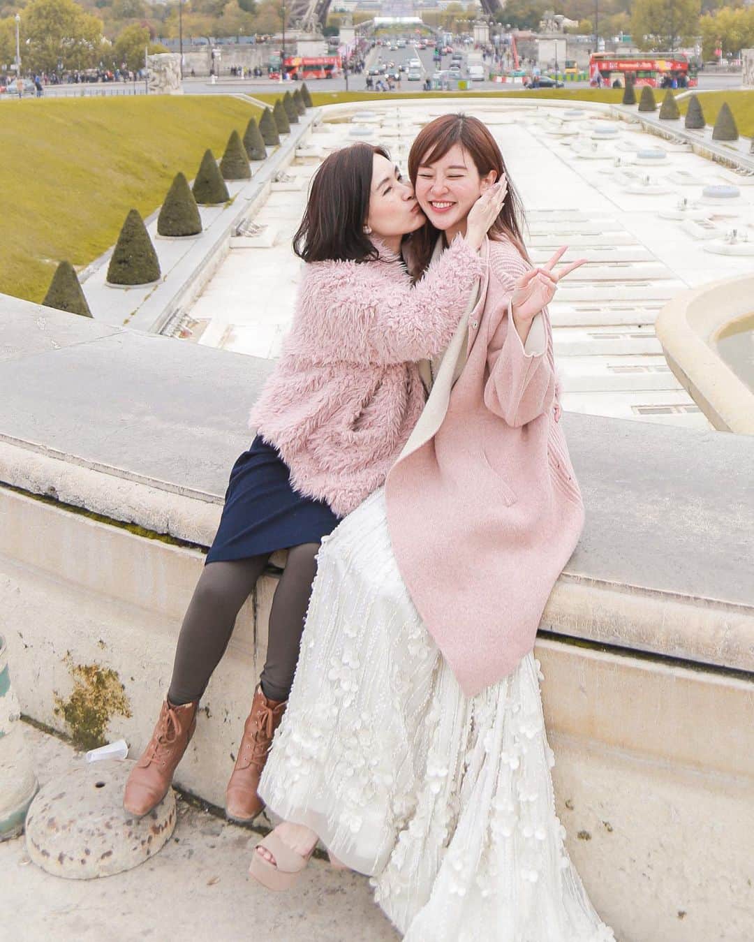 のインスタグラム：「Happiest birthday to my mama @fifiutama 🥰⁣ You always make me proud and gleaming with joy every time I think about you. You are such a strong (mentally and physically wkwk srsly she’s wayyy stronger than me), helpful and loving personality who always brings joy to people around you. I could only hope that someday @jessbebes would be as close to me as I am close to you. 🤗⁣ ⁣ I literally cannot live without you, so you better always take care of your health and happiness and live a looooong looooooooooonnnnnnngggggg joyful life (at least to 300 years old) and I will try my best to take care of you too.⁣ LOVE YOU SO MUCH MAAAAAA @fifiutama 🥺💖💖💖⁣ ⁣ #motheranddaughter」