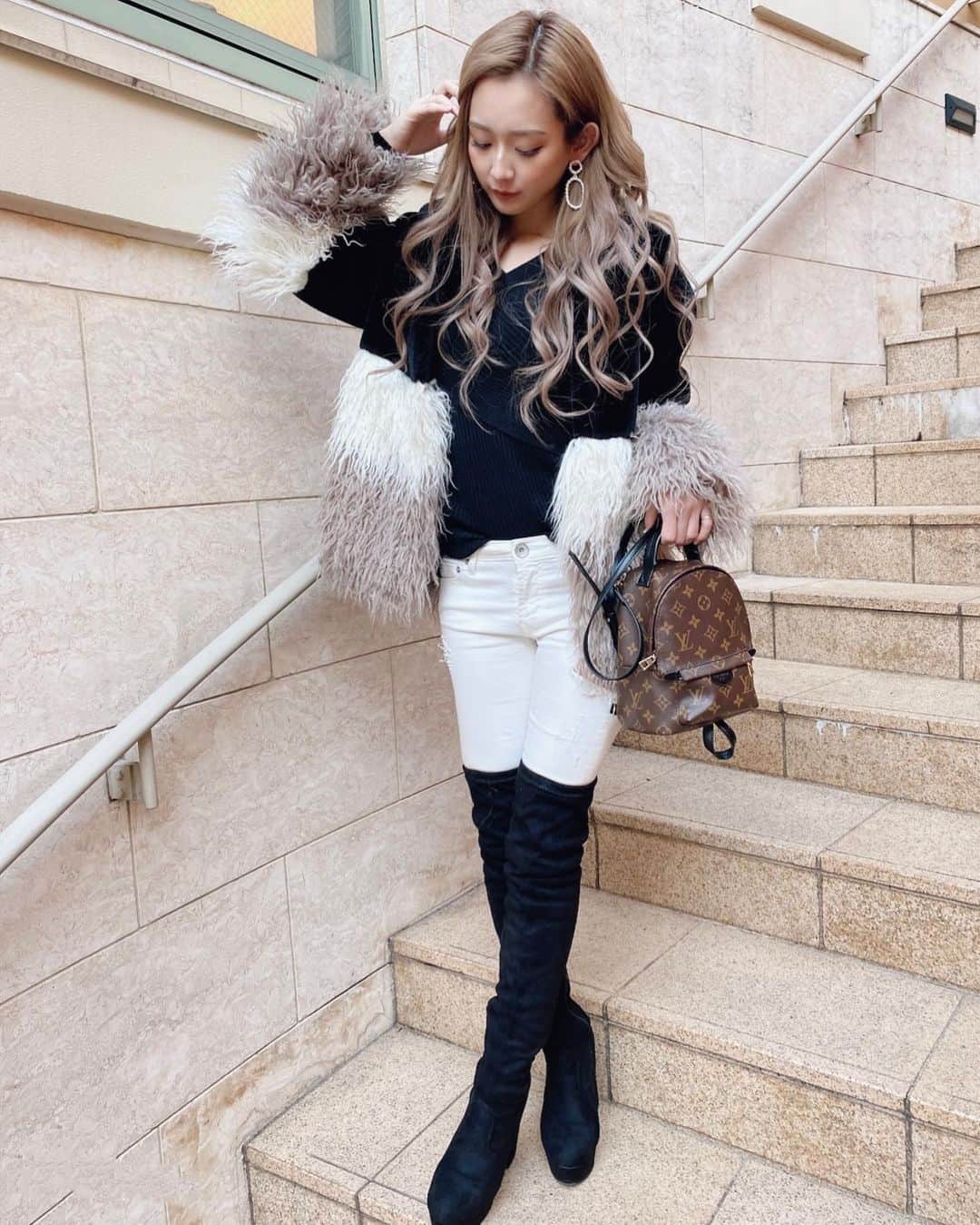 田村月光（ツッキー）のインスタグラム：「💋🤍💋🤍💋🤍💋🤍💋🤍 またこのアウター❔🤣‪‪𐤔𐤔‬‪ ・ ・ ・ そろそろメルカリ行きかな?👏🏻 中のTOPSは @vered.official の着痩せリブニット💜 ・ ・ そう言えばメイク変えたの〜🌹‪‪❤︎‬ #冬はニーハイしか勝たん  #ツキクローゼット」