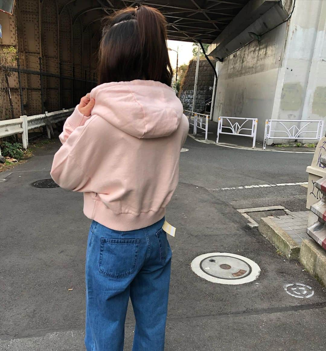 PORT of CALL Cafe&Store Tokyoさんのインスタグラム写真 - (PORT of CALL Cafe&Store TokyoInstagram)「21 SPRING AFENDS 「THC HOOD」 ASH PINK のカラーリングがこれからの春にピッタリのパーカー💐 フードが大きめなのがポイント✨ ヒモの先端にもロゴをが刻まれているのも嬉しい。 クロップド丈なので、定番のワイドレッグパンツの「Shelby」と合わせて。  @afends #afends #portofcall #portofcalldaikanyama #cafeandstore」1月29日 17時48分 - poc_daikanyama