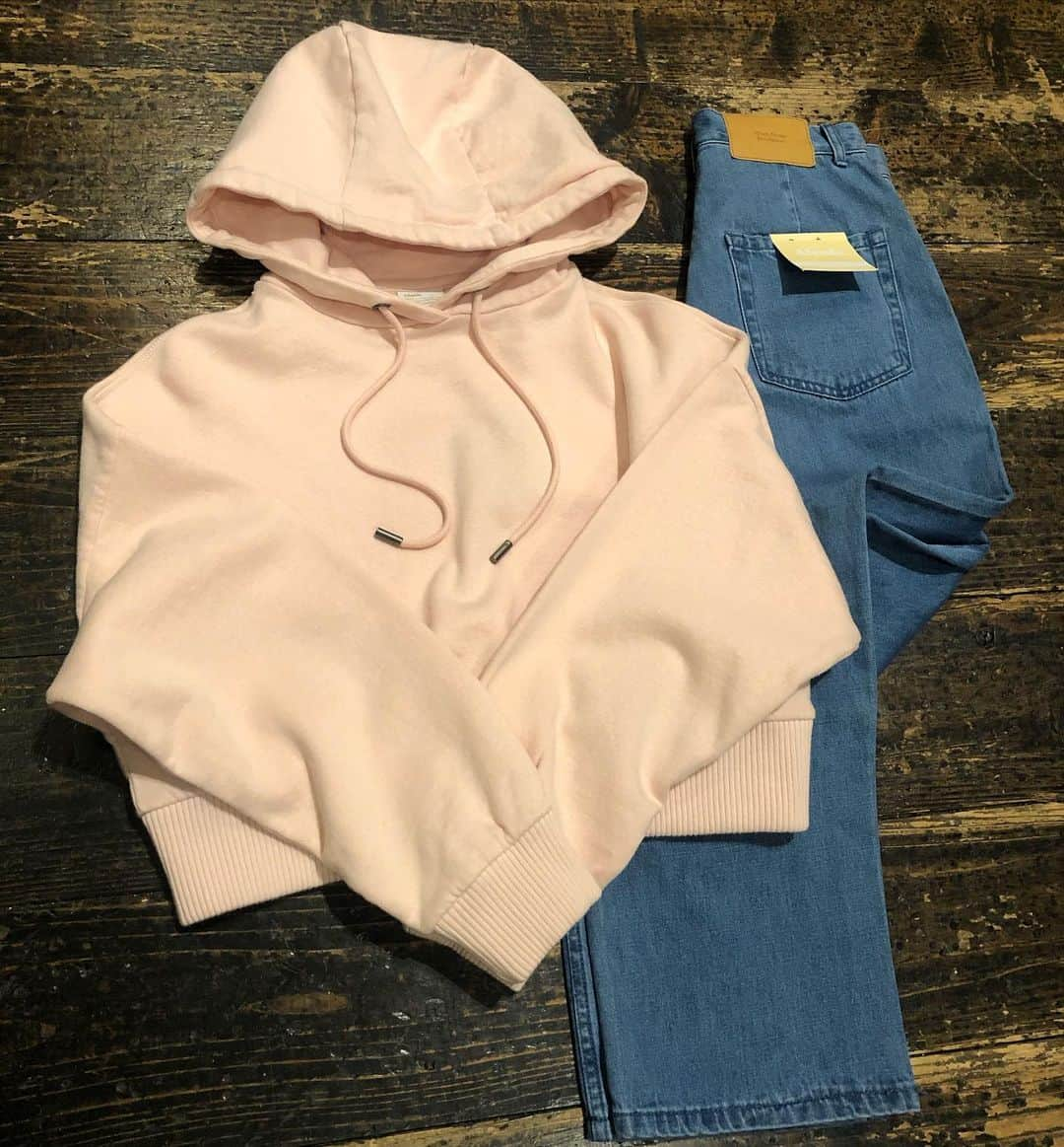 PORT of CALL Cafe&Store Tokyoさんのインスタグラム写真 - (PORT of CALL Cafe&Store TokyoInstagram)「21 SPRING AFENDS 「THC HOOD」 ASH PINK のカラーリングがこれからの春にピッタリのパーカー💐 フードが大きめなのがポイント✨ ヒモの先端にもロゴをが刻まれているのも嬉しい。 クロップド丈なので、定番のワイドレッグパンツの「Shelby」と合わせて。  @afends #afends #portofcall #portofcalldaikanyama #cafeandstore」1月29日 17時48分 - poc_daikanyama