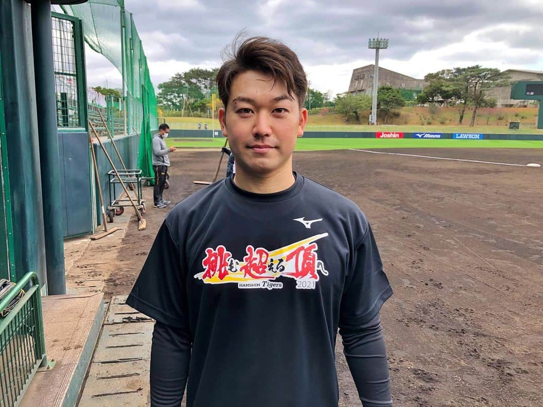 阪神タイガースさんのインスタグラム写真 - (阪神タイガースInstagram)「沖縄合同自主トレ！ 挑超頂Tシャツを着た選手たちをまだまだお届けします！  こちらのTシャツは、2月1日(月)よりT-SHOP他で販売いたします。選手とお揃いのTシャツを着てご自宅から沢山のご声援を届けてください✨  #糸原健斗 選手#梅野隆太郎 選手#髙山俊 選手#原口文仁 選手#加治屋蓮 選手#山本泰寛 選手#鈴木翔太 選手#青柳晃洋 選手#髙橋遥人 選手#岩貞祐太 選手 #仲野トレーナー#馬場トレーナー   #阪神タイガース  #挑超頂 #春季キャンプ」1月29日 17時57分 - hanshintigers_official