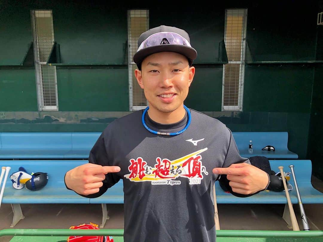 阪神タイガースさんのインスタグラム写真 - (阪神タイガースInstagram)「沖縄合同自主トレ！ 挑超頂Tシャツを着た選手たちをまだまだお届けします！  こちらのTシャツは、2月1日(月)よりT-SHOP他で販売いたします。選手とお揃いのTシャツを着てご自宅から沢山のご声援を届けてください✨  #糸原健斗 選手#梅野隆太郎 選手#髙山俊 選手#原口文仁 選手#加治屋蓮 選手#山本泰寛 選手#鈴木翔太 選手#青柳晃洋 選手#髙橋遥人 選手#岩貞祐太 選手 #仲野トレーナー#馬場トレーナー   #阪神タイガース  #挑超頂 #春季キャンプ」1月29日 17時57分 - hanshintigers_official