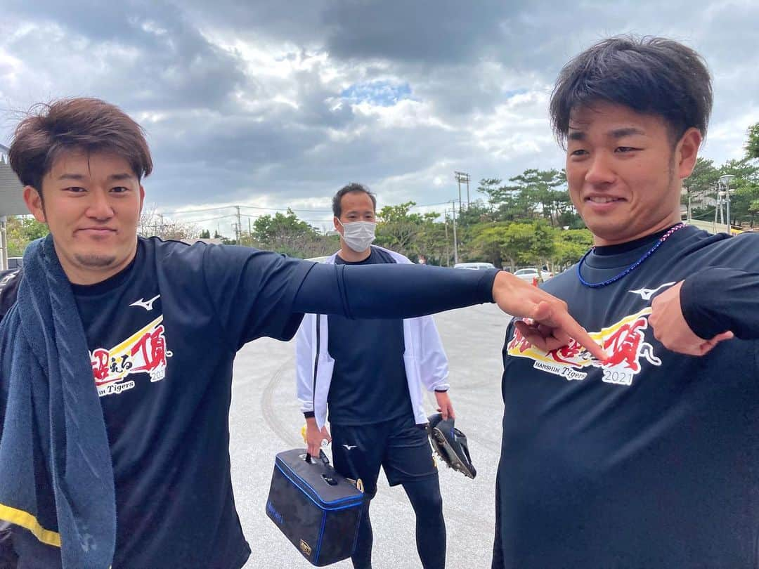 阪神タイガースさんのインスタグラム写真 - (阪神タイガースInstagram)「沖縄合同自主トレ！ 挑超頂Tシャツを着た選手たちをまだまだお届けします！  こちらのTシャツは、2月1日(月)よりT-SHOP他で販売いたします。選手とお揃いのTシャツを着てご自宅から沢山のご声援を届けてください✨  #糸原健斗 選手#梅野隆太郎 選手#髙山俊 選手#原口文仁 選手#加治屋蓮 選手#山本泰寛 選手#鈴木翔太 選手#青柳晃洋 選手#髙橋遥人 選手#岩貞祐太 選手 #仲野トレーナー#馬場トレーナー   #阪神タイガース  #挑超頂 #春季キャンプ」1月29日 17時57分 - hanshintigers_official