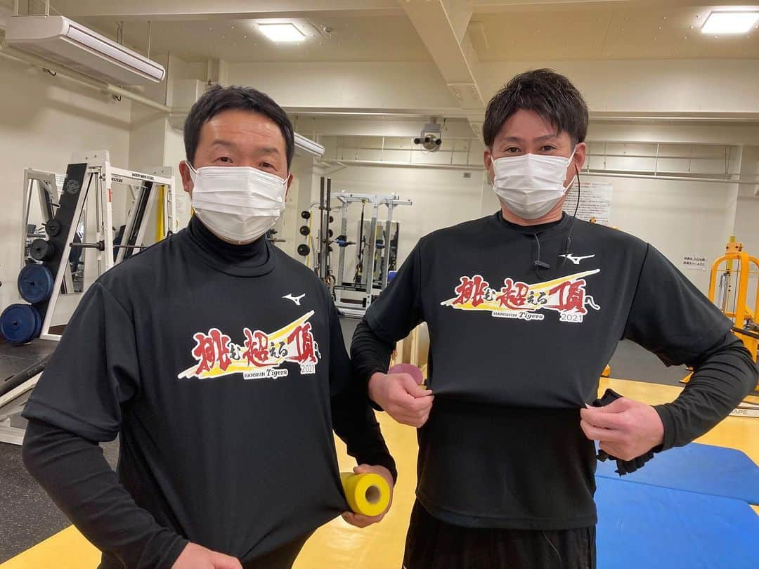 阪神タイガースさんのインスタグラム写真 - (阪神タイガースInstagram)「沖縄合同自主トレ！ 挑超頂Tシャツを着た選手たちをまだまだお届けします！  こちらのTシャツは、2月1日(月)よりT-SHOP他で販売いたします。選手とお揃いのTシャツを着てご自宅から沢山のご声援を届けてください✨  #糸原健斗 選手#梅野隆太郎 選手#髙山俊 選手#原口文仁 選手#加治屋蓮 選手#山本泰寛 選手#鈴木翔太 選手#青柳晃洋 選手#髙橋遥人 選手#岩貞祐太 選手 #仲野トレーナー#馬場トレーナー   #阪神タイガース  #挑超頂 #春季キャンプ」1月29日 17時57分 - hanshintigers_official