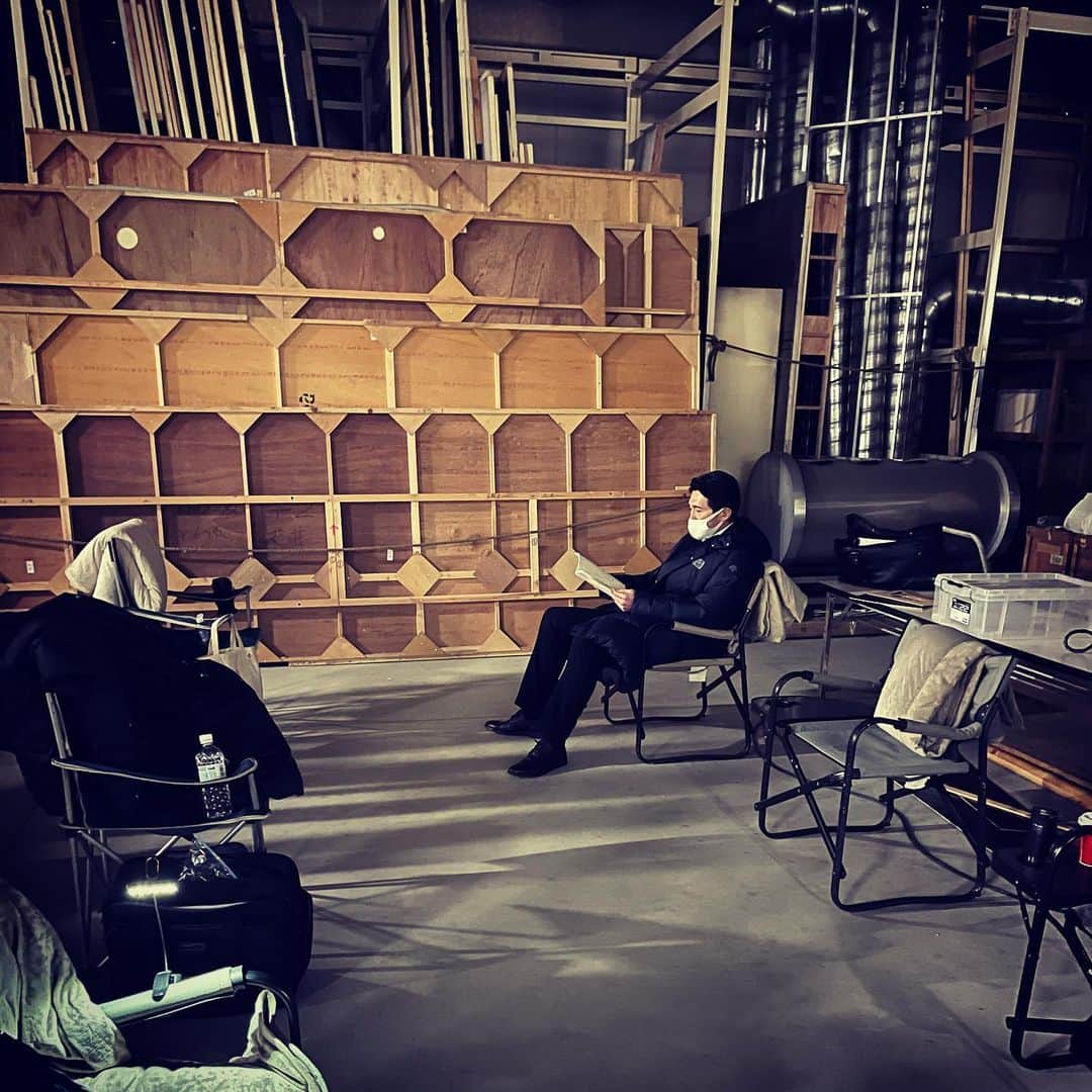 天野慶久のインスタグラム：「撮影の合間写真。  photo by 相馬  今夜は16話！！ よろしくお願いします。  #24ジャパン #テレビ朝日」