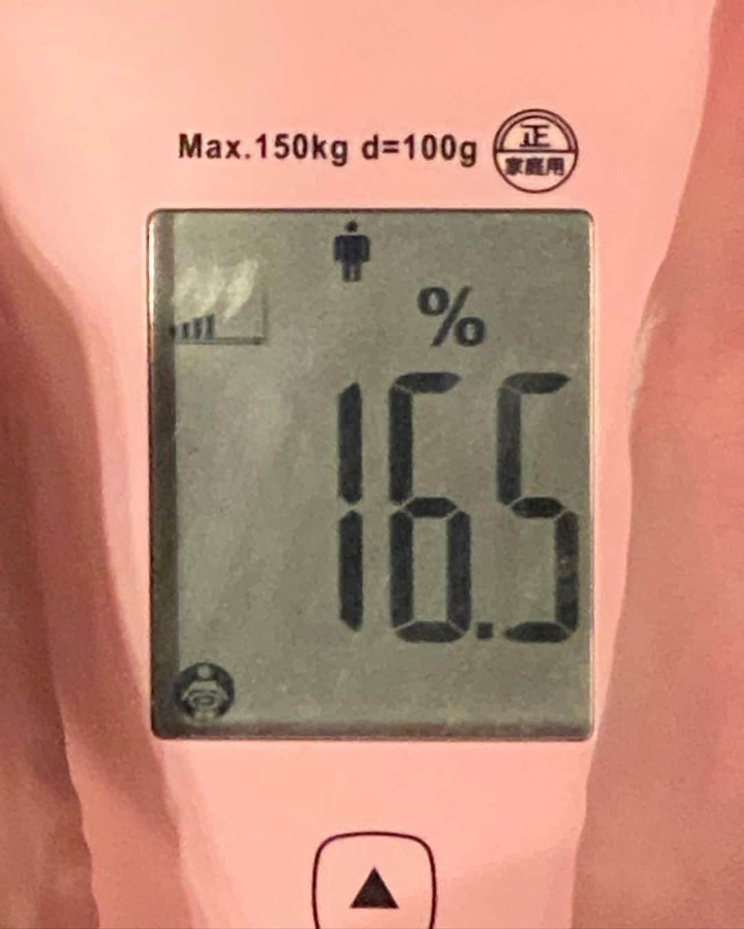 武田真治さんのインスタグラム写真 - (武田真治Instagram)「2021.1.29.今日は夜公演のみなので軽く#筋トレ 💪　体脂肪率についてお問い合わせが多いので計りましたが、こう見えて16.5%と意外にあるんです⚖️ いわゆる標準値ですね。昨年の緊急事態宣言の時に脂肪燃焼系の運動を見直そうと20年続けてきた月に100キロのジョギングをやめてみました。以降、自宅でベンチプレスしかしていません。こんなご時世の皆さんの健康生活の参考になれば幸いです。  #武田真治」1月29日 17時50分 - shinji.takeda