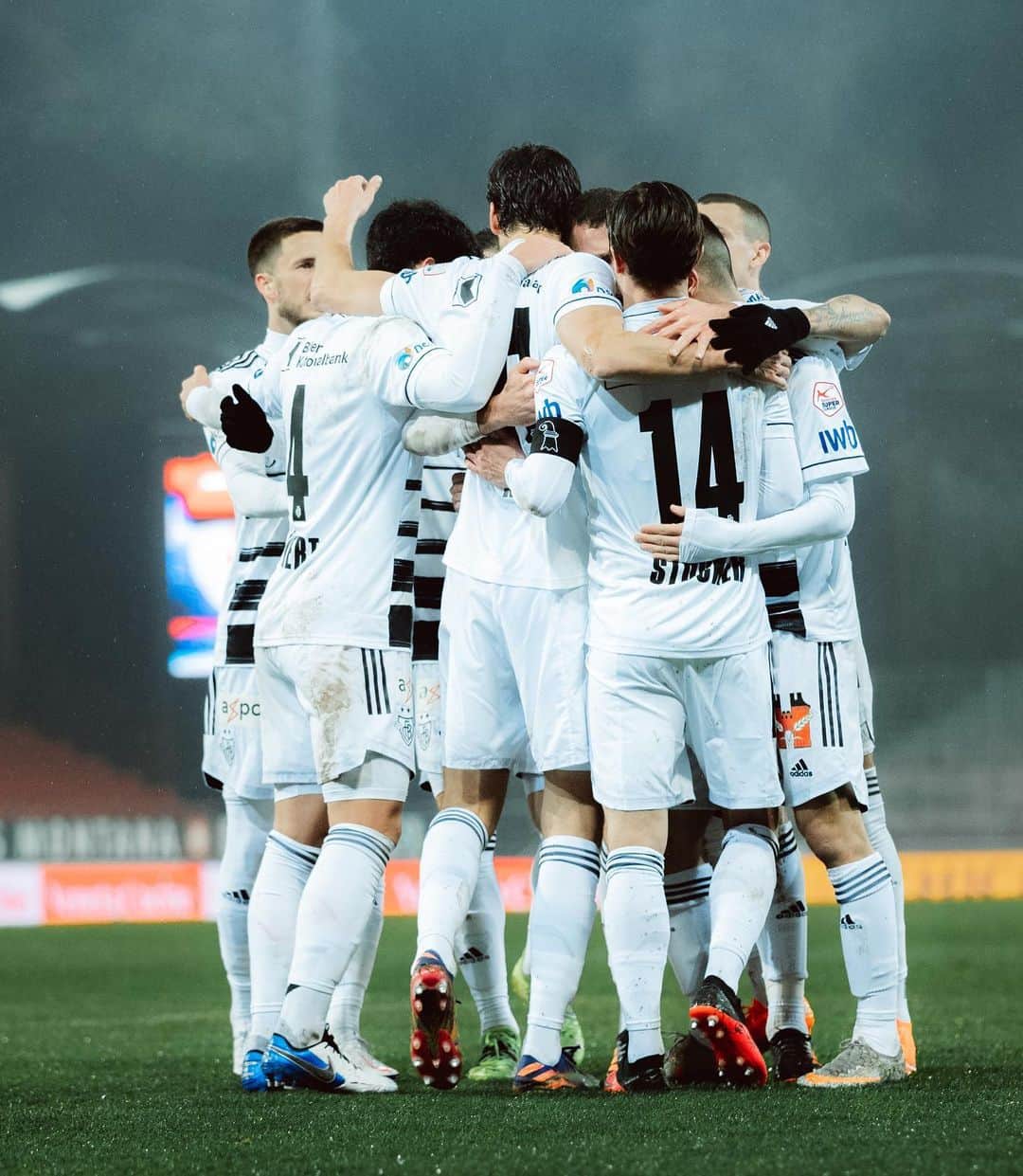 ティム・クローゼのインスタグラム：「Important win and a good reaction.  #instakräss #tk17 #zämmestark🔴🔵 #fcb #liideschaftherzziilstrebig #zeigewasesheisstdfarbeztrage」