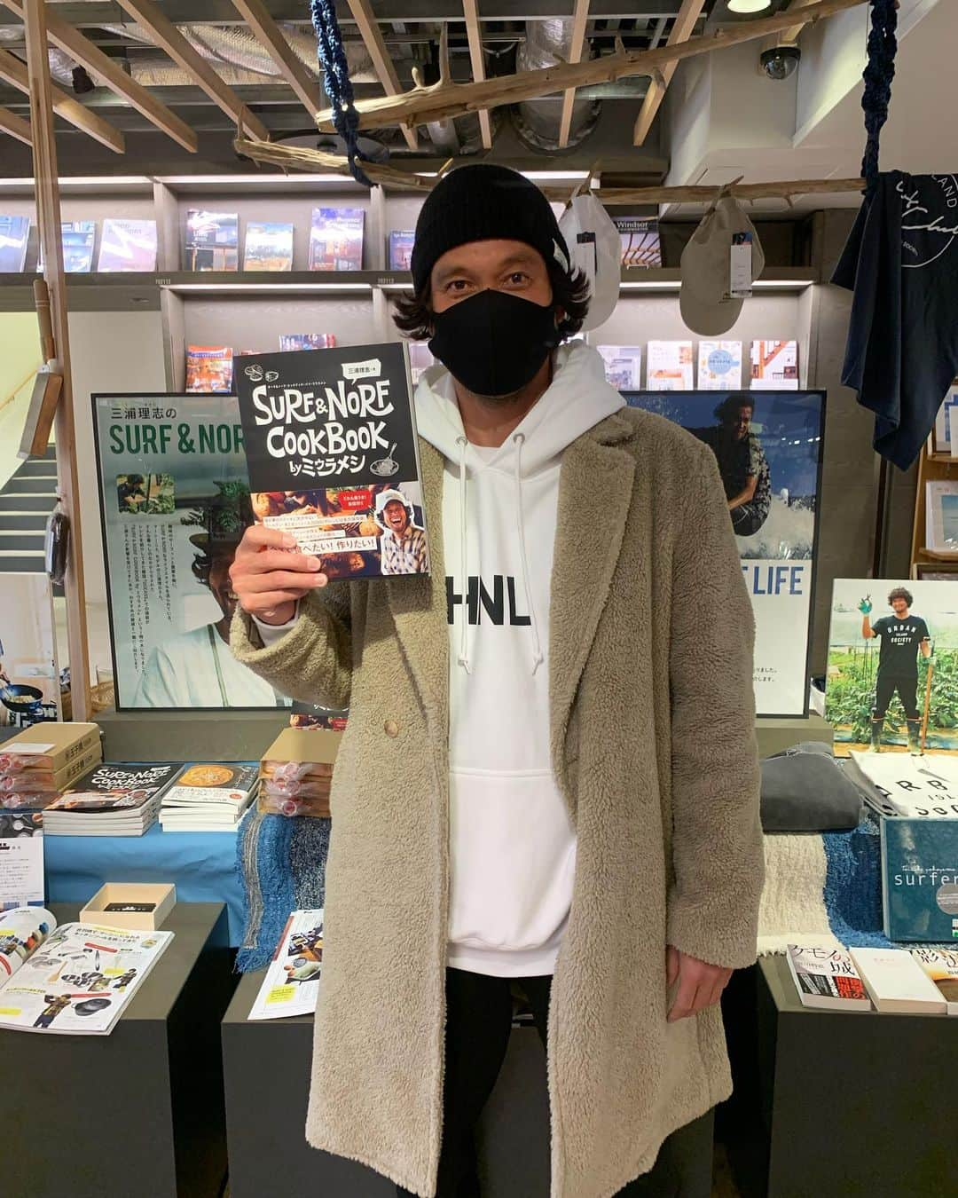 三浦理志のインスタグラム：「今日から蔦屋湘南店の2号館で、「SURF&NORF COOK BOOK by ミウメシ」フェアが、3月14日まで開催します！ 僕のオススメする料理グッズや本、雑誌、アパレルなどを展示販売しています。 もし良かったら、覗いてみて下さい！ @oceans_magazine  @ariko418  @taiseye  @kamaasa_tokyo  @urbanislandsocietyjapan  #ミウラメシ #三浦理志 #tutayashounan #surfandnorf #surfandnorfcookbook #cooking #cookbook #oceans #oceans_magazine #料理本 #料理 #レシピ本 #男めし #オーシャンズ」