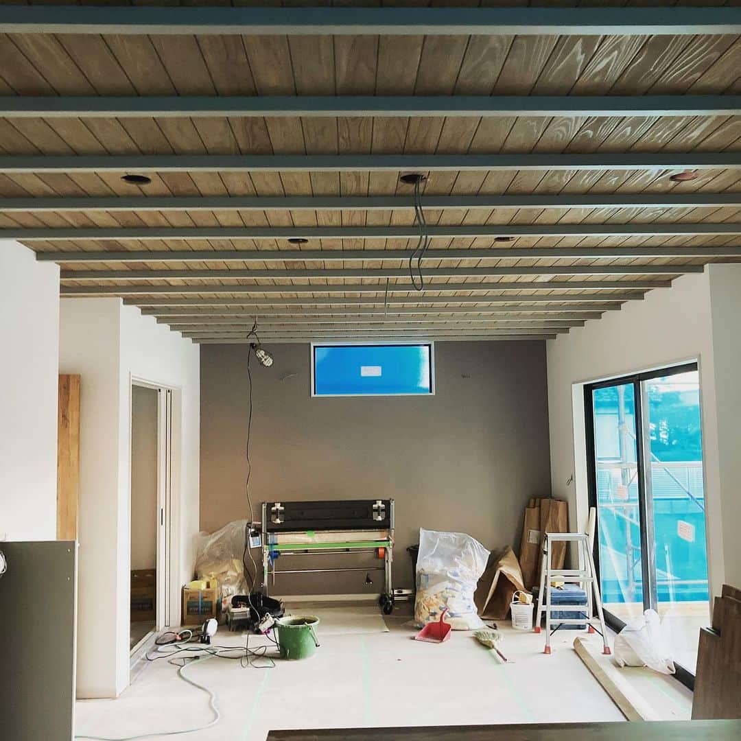 日大建築のインスタグラム：「宮崎市、新築工事 内装のクロス工事中👍  #日大建築#カリフォルニアスタイル #サーファーズハウス新築#注文住宅#宮崎市#モダン#オシャレ#ビーチ#海#surf #ハワイ#アメリカン#大工#建築#設計#ウッドスタイル#中古住宅#リフォーム#リノベーション#カバードポーチ#ウッドデッキ#ヘリンボーン#マイホーム#家造り」