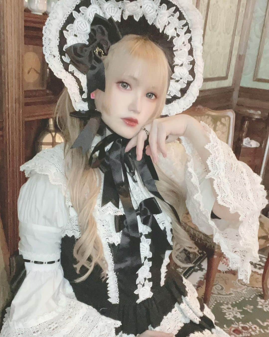 赤木クロのインスタグラム：「ロリィタ🖤 BABYさんのエリザベスJSK  、 、 、 、 、 、 、  #anime #animegirl #animejapan #animeworld #japan #japanesegirl #日本  #comic #cos #cosplay #cosplayer #cosplaygirl #cosplayers #コスプレ #コスプレイヤー  #gravure  #lingerie  #일본여자 #코스프레 #그라비아 #角色扮演遊戲　#lolita #lolitafashion #ロリィタ #ロリィタファッション」