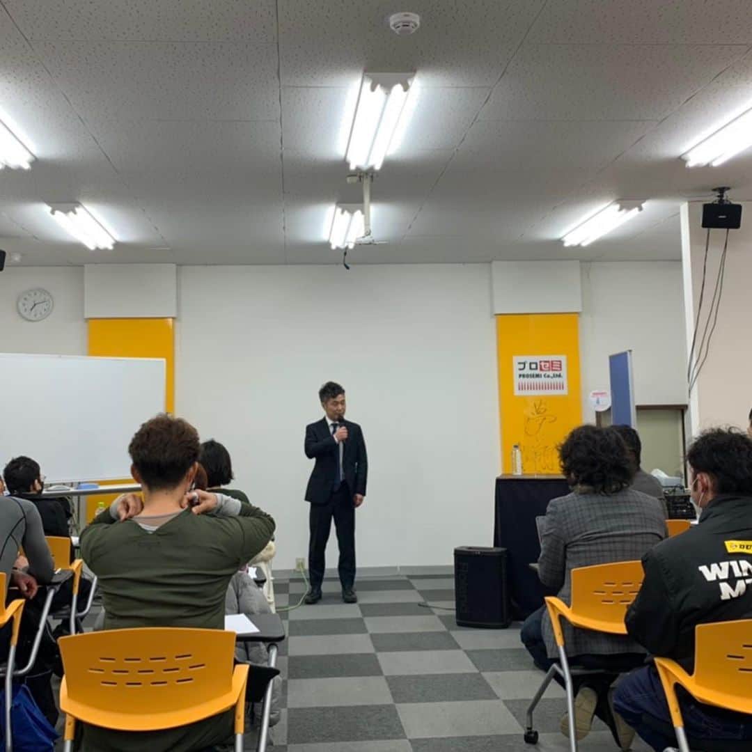のインスタグラム：「千葉県香取市でセミナーをやらせていただきました。 大変な世の中の中で、こうしたチャンスをいただけることに感謝致します。オンラインとオフラインでやらせていただきました。  皆さん暖かく、今の僕がしている仕事、清掃業、セカンドキャリアについてお話を聞いていただきました。  プロセミさんには芸人時代に、2回程呼んでいただきました。 僕が吉本を解雇されて、アルバイトしているときに代表がわざわざ会いに来ていただきました。 「入江さんが、起業して、立ち上がった時にまた呼ばせていただきます」 と、おっしゃっていただき本当に 嬉しかったです。  そして一年半後に株式会社ピカピカを立ち上げた時にこうして約束通り呼んでいただきました。  目標に向かって、目の前にあることを一つ一つやっていくしかないと改めて思いました。  ありがとうございました  #セカンドキャリア #セミナー #講演会 #プロセミ #株式会社ピカピカ」