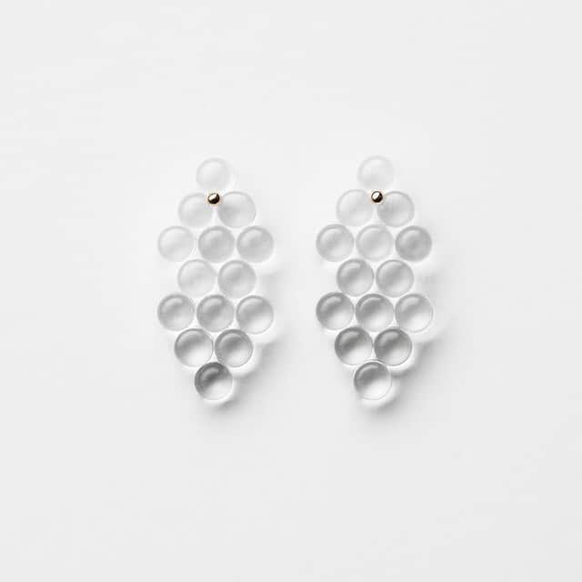 BASE（ベイス）のインスタグラム：「bubun organ #1 earrings [S] ／ partiality store by YORK.（@heights_yokoyamafuji）  🛀 つぶつぶ 🛀 〜はじける泡のような耳飾り〜  ＜partiality store by YORK.＞は 「気持いいと感じること」をテーマに 素材や制作のストーリーにこだわった アイテムをコレクションしています。  円形のガラスを組み合わせてできた うっとりする美しさのピアス。  キャッチの挿す位置を変えて 上下を反転させてつけることもでき、 アシンメトリーに着用するのもおすすめです♦️  #baseec #ガラス #ガラスアクセサリー #自分へのご褒美 #シンプルピアス #シンプルアクセサリー」