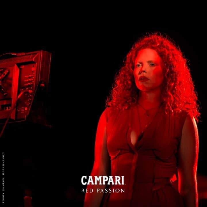 Campari Japanさんのインスタグラム写真 - (Campari JapanInstagram)「映画監督の @margotbowman のフィルムセットは、#カンパリ レッドパッション からインスピレーションされ、より力強く、真っ赤な光を放ちます。⁠」1月29日 18時01分 - camparijapan