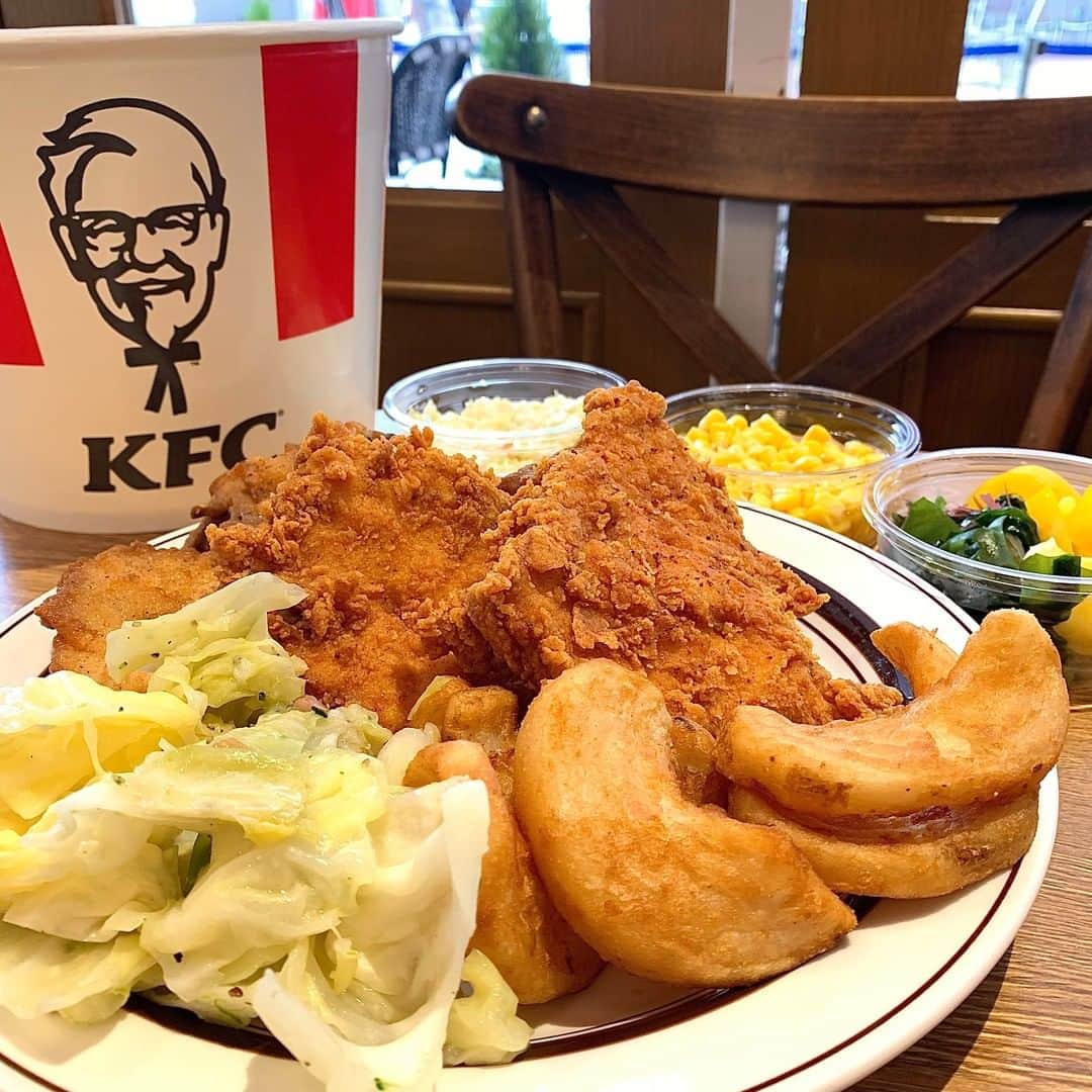 ケンタッキーフライドチキンさんのインスタグラム写真 - (ケンタッキーフライドチキンInstagram)「チキンとサラダをバランスよく🍗 お持ち帰りの時は、お皿に盛り付ければ簡単ワンプレートごはんの完成☺♩ ・ こちらの素敵なお写真は @2tomtom628 さんに撮影していただきました。 ・ ケンタッキーフライドチキンの公式アカウントです。 当アカウントをフォロー後、「#ケンタフォト 」のハッシュタグをつけて投稿していただくとリポストさせていただくこともあります💕 また、ストーリーズでのお写真も「 @KFC_japan 」をつけていただくとご紹介させていただくことがございます❣️是非、みなさんの素敵な投稿をお🎵待ちしております ・ #ケンタッキー #ケンタッキーフライドチキン #ケンチキ #ケンタ #フライドチキン #チキン #カーネルサンダース #kfc #ディナー #夕食 #夜ご飯 #晩酌 #宅飲み #グルメ #ファーストフード #テイクアウト #がっつり #ジューシー #おいしい #肉好き女子 #🍖 #🍗 #ポテト #オリジナルチキン #セット #コールスロー #フライドポテト #リフレッシュ #肉好きな人と繋がりたい」1月29日 18時00分 - kfc_japan