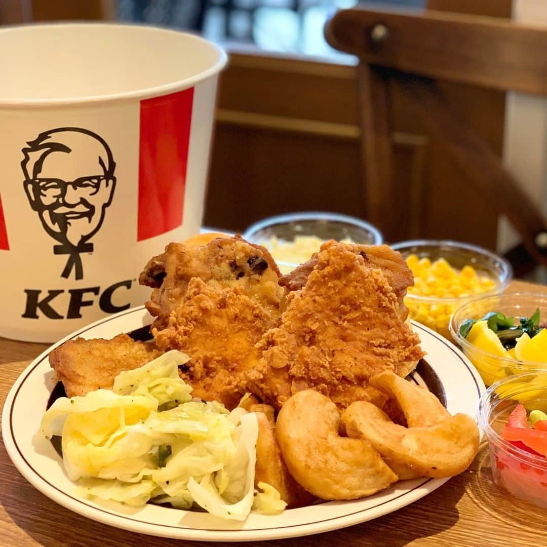 ケンタッキーフライドチキンのインスタグラム：「チキンとサラダをバランスよく🍗 お持ち帰りの時は、お皿に盛り付ければ簡単ワンプレートごはんの完成☺♩ ・ こちらの素敵なお写真は @2tomtom628 さんに撮影していただきました。 ・ ケンタッキーフライドチキンの公式アカウントです。 当アカウントをフォロー後、「#ケンタフォト 」のハッシュタグをつけて投稿していただくとリポストさせていただくこともあります💕 また、ストーリーズでのお写真も「 @KFC_japan 」をつけていただくとご紹介させていただくことがございます❣️是非、みなさんの素敵な投稿をお🎵待ちしております ・ #ケンタッキー #ケンタッキーフライドチキン #ケンチキ #ケンタ #フライドチキン #チキン #カーネルサンダース #kfc #ディナー #夕食 #夜ご飯 #晩酌 #宅飲み #グルメ #ファーストフード #テイクアウト #がっつり #ジューシー #おいしい #肉好き女子 #🍖 #🍗 #ポテト #オリジナルチキン #セット #コールスロー #フライドポテト #リフレッシュ #肉好きな人と繋がりたい」