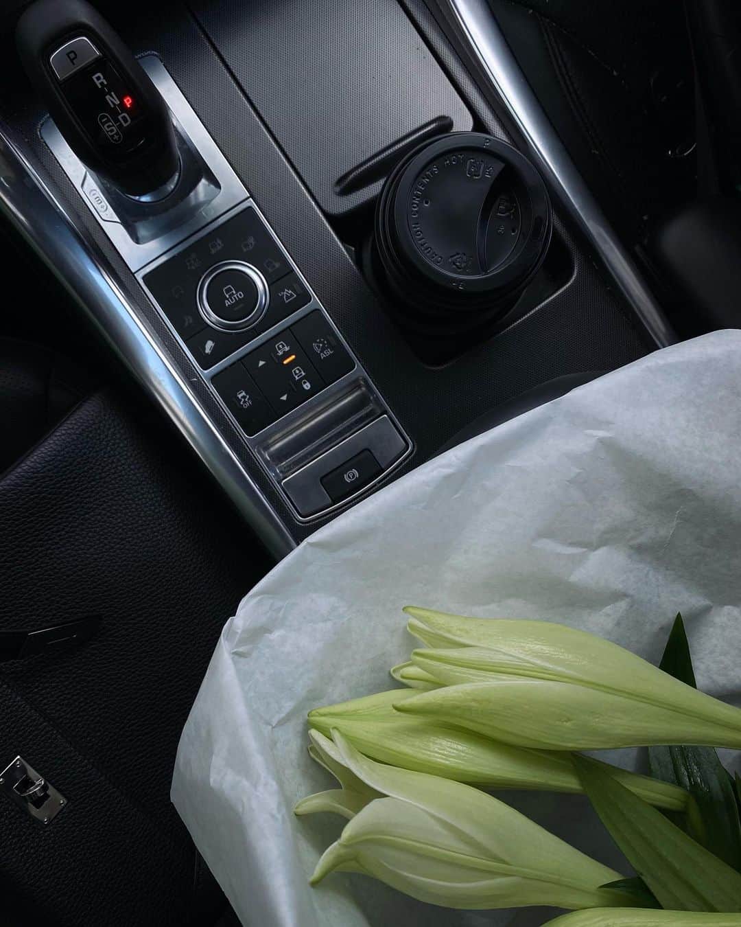 ペニーレ・タイスベックのインスタグラム：「Fresh flowers🤍」