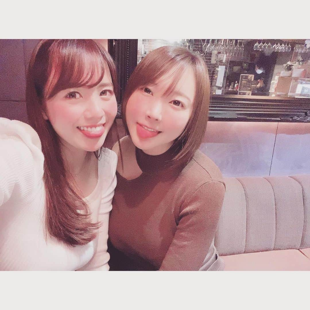 羽生アリサさんのインスタグラム写真 - (羽生アリサInstagram)「なつこたんと毎月恒例の密会👭💕して、羽生さんは毎月恒例の定期検診🏥💉←に行って帰宅したよ🥰🥰 お天気も良くてランチ気持ちよかった😌🌸🌸 お昼に行ったお店がワインを沢山テイスティングさせてくれるお店で、美味しいの沢山あったからついお家飲み用(1人で飲む用です←)ワインをケース買いして来てしまったよ🥲❤️ 羽生さんが買ったのは、3枚目の左から2番目の白ワインと、4枚目の赤ワインだよ〜☺️☺️ 3枚目の右から2番目の白ワインも美味しかったよ！🌸(過激なラベル) 白ワインは樽っぽいのも辛口のすっきりしたのも好きだし、赤ワインは重ためが好みだけど、おうちではほぼほぼワインかビールなので、たまには自分でも買ってみました← 忘れちゃったけどもしかしたらこのお店でしか買えないのかもなので、気になる方は行ってみてねだよ❤️ 今年に入ってから心が荒れ気味だったけど、なつこたんにあって落ち着いた羽生さんなのでした😌😌 なつこたんは安定剤💊← 2021もらぶちん🐰💊🌸🌸 #今日  #今日の羽生さん #なつこたんと一緒 #ランチ #お天気 #平和なの  #🐶🐰 #❤️  #久々の #自腹 ← #酒買う  (自分で買いなさい)」1月29日 18時00分 - arisa_hanyu