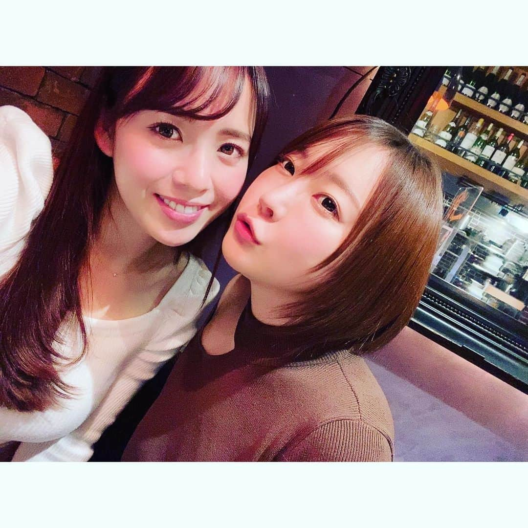 羽生アリサさんのインスタグラム写真 - (羽生アリサInstagram)「なつこたんと毎月恒例の密会👭💕して、羽生さんは毎月恒例の定期検診🏥💉←に行って帰宅したよ🥰🥰 お天気も良くてランチ気持ちよかった😌🌸🌸 お昼に行ったお店がワインを沢山テイスティングさせてくれるお店で、美味しいの沢山あったからついお家飲み用(1人で飲む用です←)ワインをケース買いして来てしまったよ🥲❤️ 羽生さんが買ったのは、3枚目の左から2番目の白ワインと、4枚目の赤ワインだよ〜☺️☺️ 3枚目の右から2番目の白ワインも美味しかったよ！🌸(過激なラベル) 白ワインは樽っぽいのも辛口のすっきりしたのも好きだし、赤ワインは重ためが好みだけど、おうちではほぼほぼワインかビールなので、たまには自分でも買ってみました← 忘れちゃったけどもしかしたらこのお店でしか買えないのかもなので、気になる方は行ってみてねだよ❤️ 今年に入ってから心が荒れ気味だったけど、なつこたんにあって落ち着いた羽生さんなのでした😌😌 なつこたんは安定剤💊← 2021もらぶちん🐰💊🌸🌸 #今日  #今日の羽生さん #なつこたんと一緒 #ランチ #お天気 #平和なの  #🐶🐰 #❤️  #久々の #自腹 ← #酒買う  (自分で買いなさい)」1月29日 18時00分 - arisa_hanyu