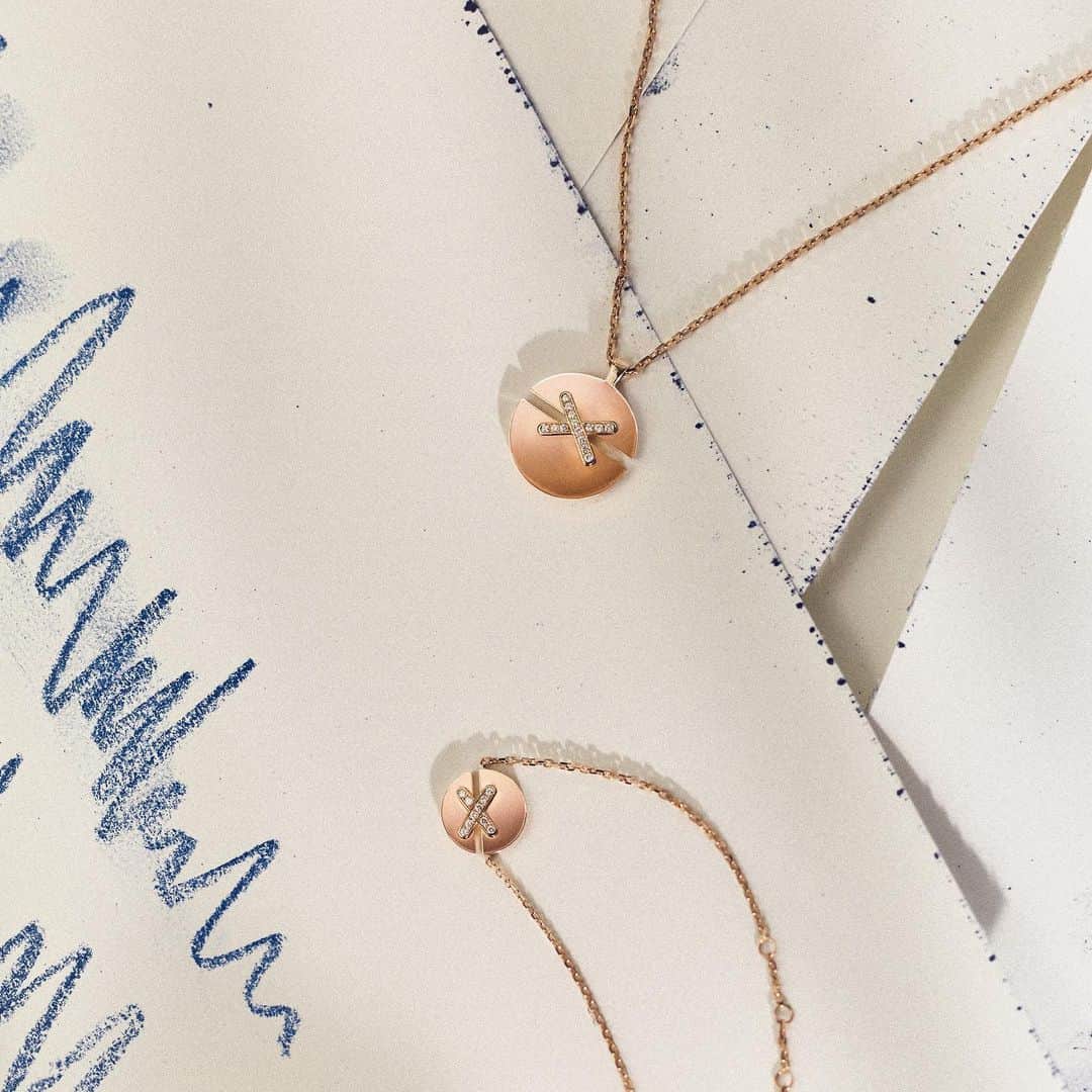 Chaumetさんのインスタグラム写真 - (ChaumetInstagram)「Jeux de Liens’ iconic crossed links. Adorning the collection’s joyful creations, this precious symbol tells the unwavering bonds that unite us with those we love. #Chaumet #StoriesofLiens #ChaumetLiens #JeuxdeLiens」1月29日 18時02分 - chaumetofficial