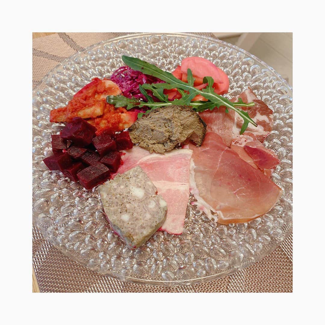 堀友理子のインスタグラム：「赤ワインを飲むとすぐ頭痛がしてしまった私が、何故かゴクゴク飲めるようになり、毎日赤ワインを飲むように🍷家の近くのイタリアンで生ハムをテイクアウトして、娘が寝静まった後一人ワインを楽しむのが至福の時間💓  デリバリーの活用術、エステーさんから取材を受けました✨  https://products.st-c.co.jp/plus/channel/2021_01_3.html  良かったらご覧下さい💁‍♀️  #エステー　さん #くらしにプラス #取材 #赤ワイン #デリバリー #テイクアウト」