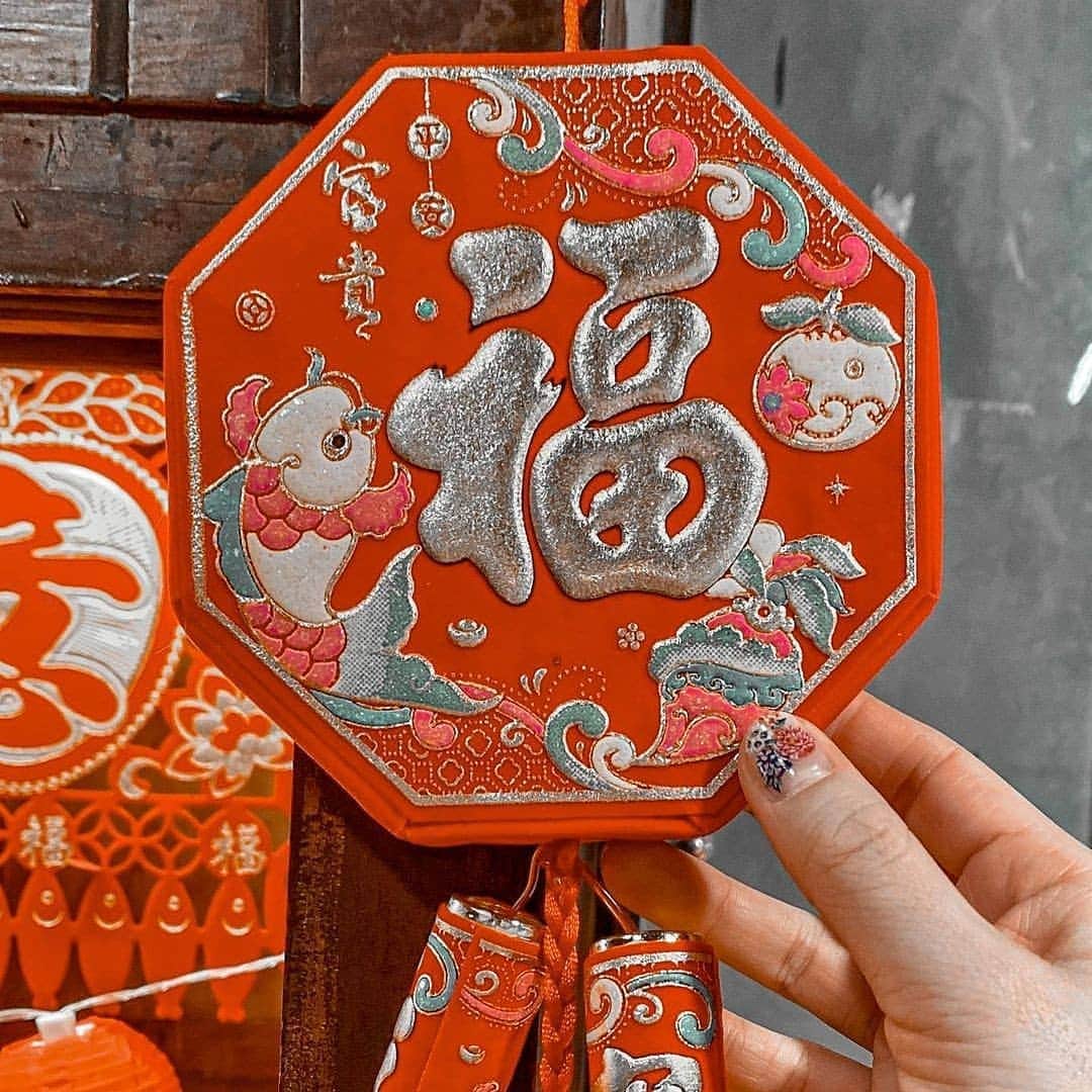 【JTB】マイトリ公式アカウントのインスタグラム：「＼今日のマイトリ 💛／  @tabi_natsu さんの #台湾 #台北 でのお写真📷✨  今回ご紹介するお写真は、 伝統的で可愛い一枚💕  台湾では春節（旧正月）になると、赤い正月飾りが街中を彩るんだって♥️ 大きな福の字と鯉がとても可愛くて、何かご利益ありそう🧧🏮 いろんなデザインがあって可愛い🤭🤭✨  プチ豆知識💡 赤色は縁起の良い色とされています😌  🌐 台湾  📍 台北  🏷 #春節  みんなの#マイトリ もcheckしてみてね💫  マイトリサイトには、海外、国内の女子旅情報をUPしています❣️ URLから、是非チェックしてみてください😚   #JTB #JTBで旅がしたい #taipei #taiwan #剝皮寮 #春聯 #倒福 #台湾観光 #台湾旅 #台湾女子旅 #台湾女子旅行  #旧正月 #正月飾り #フォトジェニック #台湾好き #海外女子旅 #旅行好き #女子旅行 #女子旅 #海外旅行 #traveler #girlstrip #旅行 #GirlsWhoTravel #girlaroundworld」