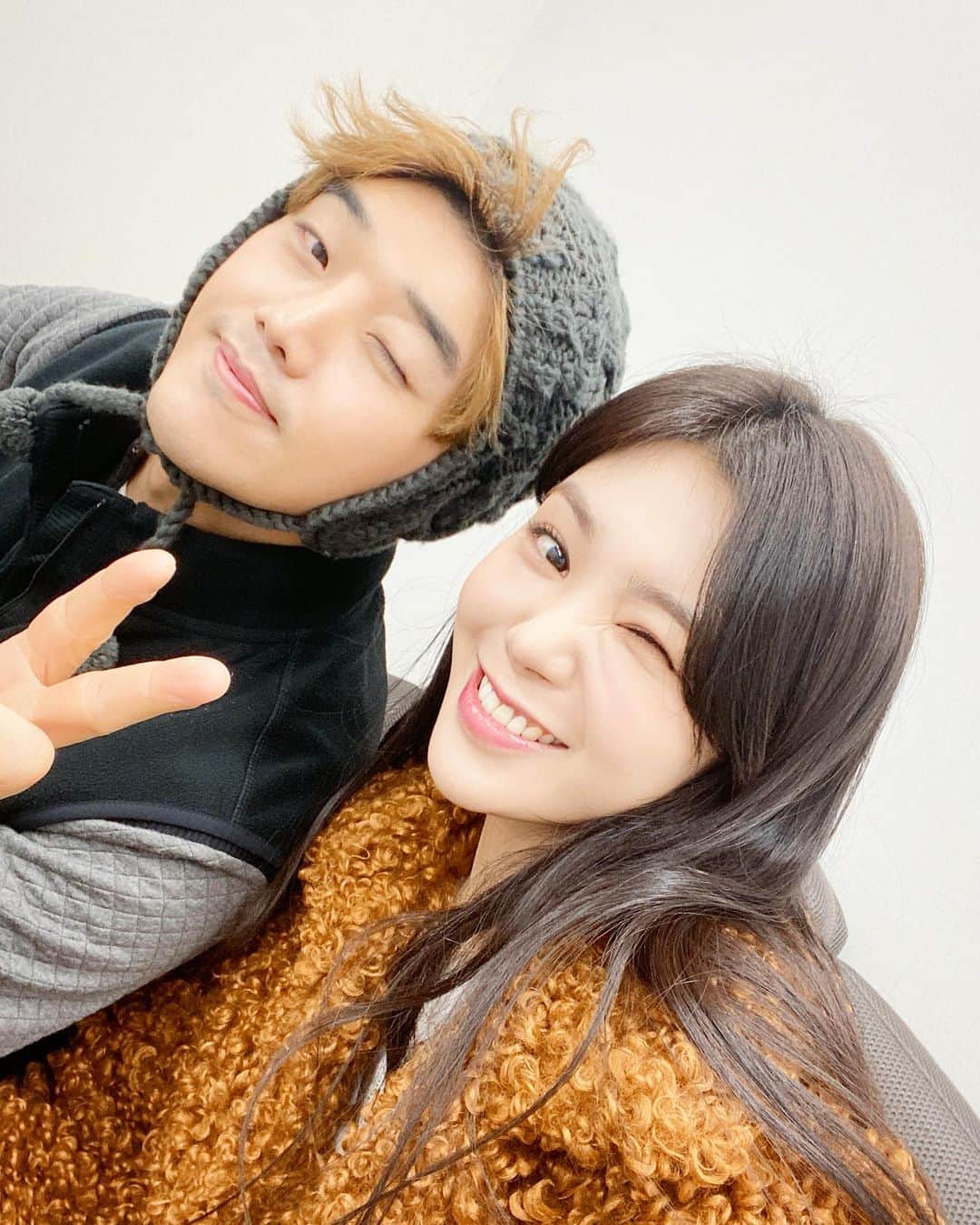 リジ のインスタグラム：「혁쑤영 #애드리브싸이퍼#권혁수감성 유튜브에서 오늘 19시 공개☺️ 잘린게 많아서 아쉽지만 재밌게 봐주세요👏🏻」