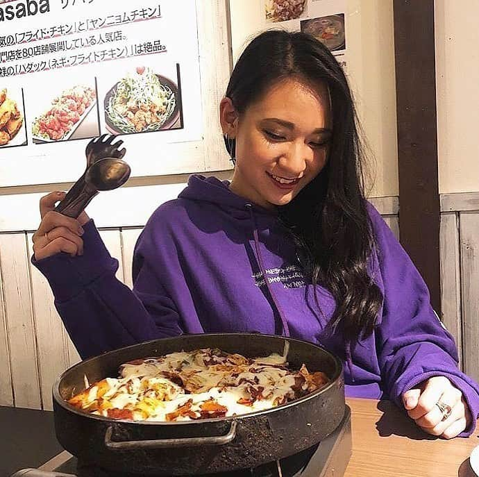 KollaBoさんのインスタグラム写真 - (KollaBoInstagram)「﻿ ﻿ 【お客様ご来店👩】﻿ ﻿ 女性はチーズダッカルビが似合いますね☺️﻿ ﻿ 熱々トロトロのチーズを﻿ お肉と一緒に沢山食べて頂きたいです✨﻿ ﻿ マイルドな辛さのチーズダッカルビは﻿ オススメの1品です🇰🇷﻿ ﻿ -----------＊----------＊----------＊---------﻿ ㅤㅤㅤㅤㅤㅤㅤㅤㅤㅤㅤㅤㅤ﻿ kollaboで"LINE@"開始!!!✨﻿ 登録するだけで、"お得なクーポン"や﻿ "料理のサービス"がもらえちゃいます♪﻿ 【@kollabo】﻿ をLINEアプリでID検索して追加してくださいね😊✨﻿ ㅤㅤㅤㅤㅤㅤㅤㅤㅤㅤㅤㅤㅤ﻿ ＊-----------＊----------＊---------＊---------﻿ ㅤㅤㅤㅤㅤㅤㅤㅤㅤㅤㅤㅤㅤ﻿ #kollabo #韓国料理 #韓国 #韓国グルメ #焼肉 #肉肉肉 #肉好きな人と繋がりたい #肉好き  #肉食 #肉テロ #東京グルメ #東京 #都内グルメ  #ヘルシー #女性に大人気 #インスタグルメアワード2020#食べログ#食べるの好きな人と繋がりたい#グルメ好きな人と繋がりたい#チーズダッカルビ#yakiniku#meatlover#wagyu#foodstagram#foodporn」1月29日 18時05分 - kollabo5647