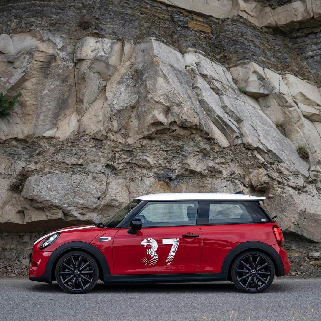 MINI Japanさんのインスタグラム写真 - (MINI JapanInstagram)「⁣ MINI Paddy Hopkirk Edition誕生。 ⁣⁣ ⁣⁣ 1964年に世間の常識を覆し、モンテカルロ・ラリー初優勝を果たした男の想いが託されている200台限定モデル。⁣⁣ 各所に刻まれた栄光のゼッケン37とPaddyのサインが、あの時の奇跡を物語る。⁣⁣ ⁣⁣ #MINIJapan #MINI旅」1月29日 18時05分 - mini_japan