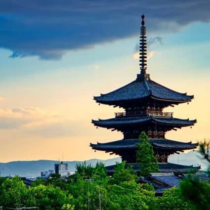 祇園麺処 むらじさんのインスタグラム写真 - (祇園麺処 むらじInstagram)「【行きたいと思ったら保存✨】 八坂神社と清水寺の中間に位置している「八坂の塔」  東大路から東へ坂道を上るこの風景は、なんとも表現できない程、素敵な情景です！  京都にいるんだな、と実感できる場所でもあります。 境内には平安時代後期の武将、木曽義仲の首塚もあります。  ・ ・ ・ @kyoto_gion_ramen_muraji をつけて 投稿してくださった方は、公式アカウントで 紹介させていただきます✨ ご来店の際は、ぜひ素敵な写真をご投稿してみてください❗️  #京都 #室町 #京都ラーメン #京都観光 #京都グルメ #祇園 #祇園麺処むらじ #白ラーメン #レモンラーメン #ラーメン #ラーメン好きと繋がりたい #麺スタグラム #麺活 #京都のうまいもん #そうだ京都行こう #そうだ京都へ行こう #kyoto #ramen #ramennoodles #ramenlover #kyotojapan #kyotofood」1月29日 18時05分 - ramen_muraji