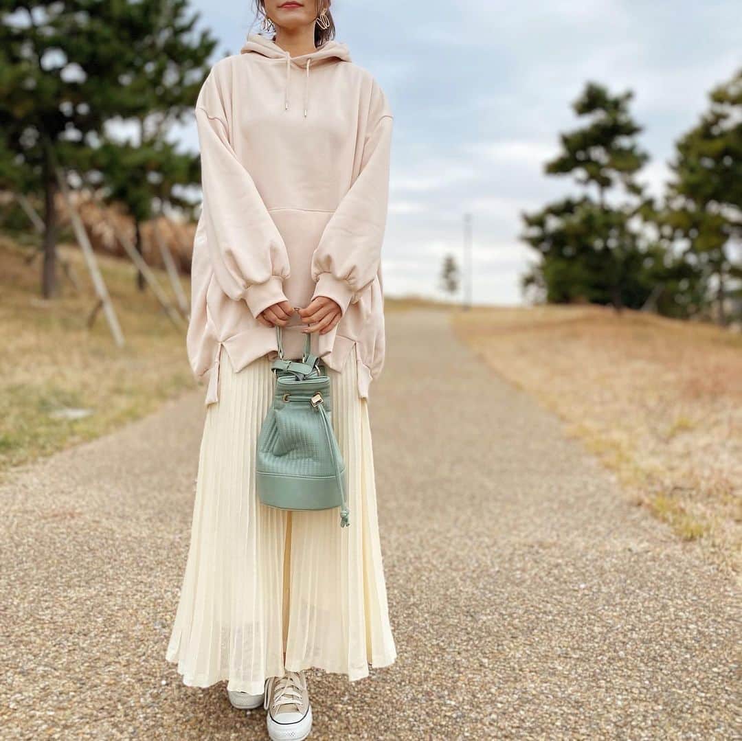 HandmadeLaboのインスタグラム：「SALEでᴳᴱᵀ♡ したパーカーとスカート⑅︎◡̈︎*  たっぷりとしたオーバーサイズのパーカーは　　@classicalelf_official  のもの⑅︎◡̈︎* 着心地の良い裏起毛素材でとてもあったか…𖥧𖦥𖦴  袖やフードにボリュームがあって丸みを帯びたシルエットなので シンプルながらも女性らしい雰囲気のパーカーです♡  お得な週末セール開催中で ２月1日まで このパーカー60%OFFに…🤭 お得な期間に是非覗いてみてください♪  #クラシカルエルフ #classicalelf #エルフコーデ #ビッグシルエット #裏起毛 #パーカー #プルオーバーパーカー #locari #ロカリ #春コーデ #大人コーデ #大人カジュアル #プチプラ #プチプラコーデ #着回しコーデ #ママコーデ」