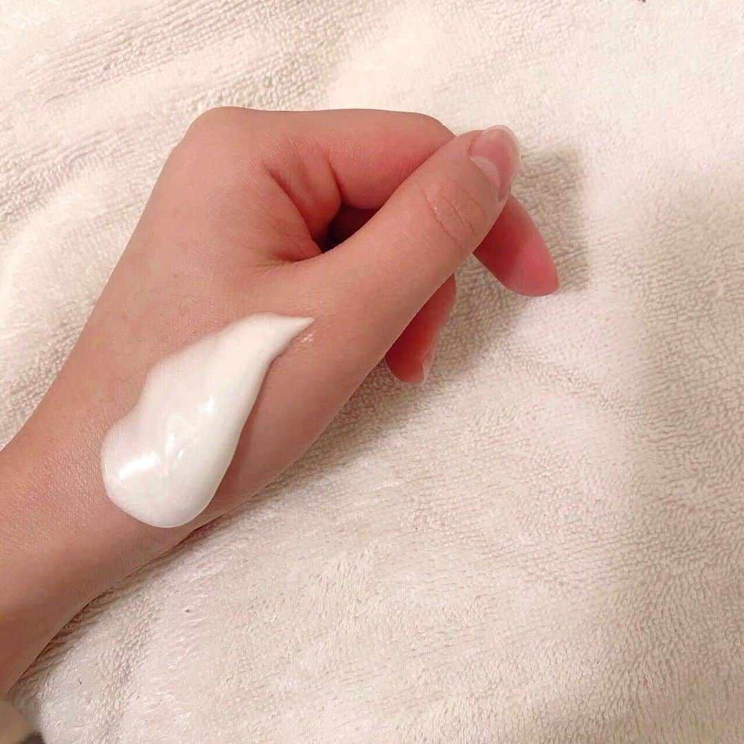 山口るあさんのインスタグラム写真 - (山口るあInstagram)「るあの推しは薬用クレンジングウォッシュ！❤️ メイク落としと洗顔が一度にできるから凄いいいの! しかも美容成分が入っていて、透明感がある素肌に導いてくれるし、洗顔後もつっぱらずもちもち肌キープしてくれる🥺 もともとずっと使ってて肌にもいいし、洗顔後がスッキリするから今も愛用してるの👀😍 みんなの推しティモってなに? コメント欄で教えてねーー！！！  #わたしの推しティモ #ソフティモ #クレンジング #洗顔 #softymo_supported #愛用品」1月29日 18時16分 - ru_chandabe