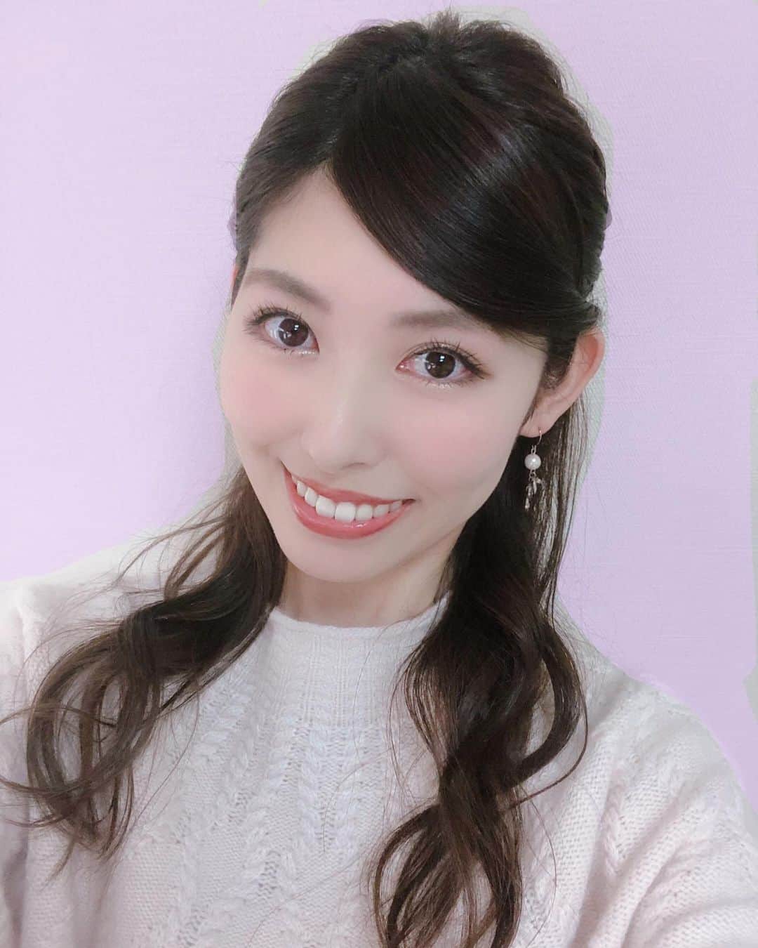 橘ゆりかのインスタグラム：「☃️❄️﻿ ﻿ 2021年最初の #われポン は収録となりました😌﻿ ﻿ 今夜‼️1月29日 24時からフジテレビONEにて放送なので最後まで目を離さずご覧くださいね🀄️✊﻿ ﻿ ﻿ 白のニットアップは、﻿ ﻿@rirandture_official  トップスの編み柄かわいい🤍🧶﻿ ﻿ ﻿ #われめdeポン #フジテレビone #橘ゆりか #麻雀 #セットアップ #白ニット #リランドチュール #rirandture」