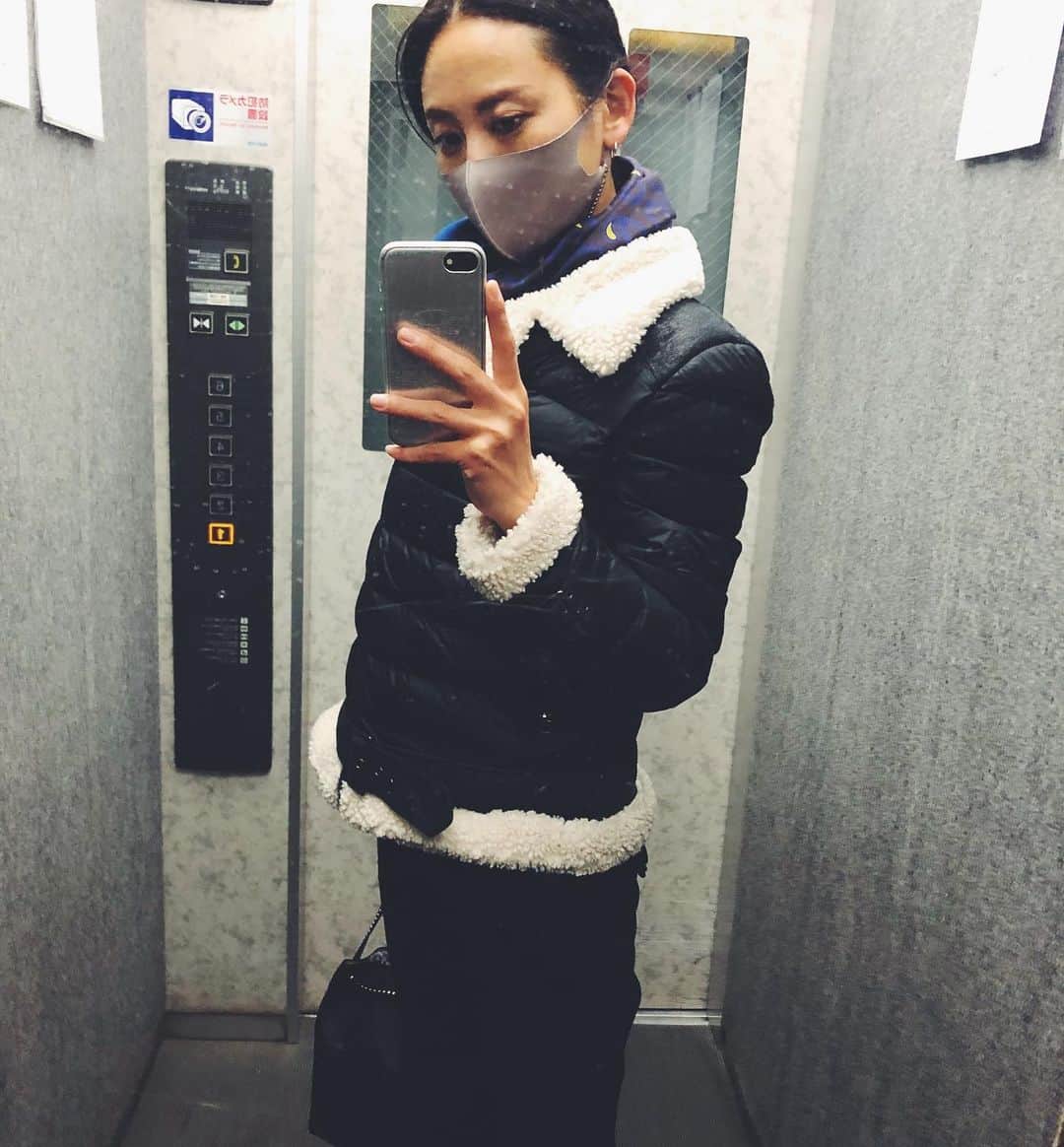 尾形沙耶香さんのインスタグラム写真 - (尾形沙耶香Instagram)「#elevatorselfie 🤳🏻  🧥 @byjott」1月29日 18時15分 - sayakaogata