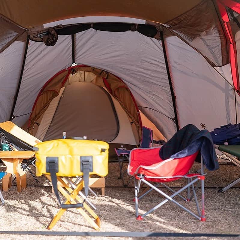 キャンプ情報サイト［ランタン］さんのインスタグラム写真 - (キャンプ情報サイト［ランタン］Instagram)「CAMP SMILE STYLE ／ キッチンテーブルをDIY 自作ギアでキャンプを楽しむ ＼ いろんなキャンパーのキャンプスタイルを現地取材と一般キャンパーからの投稿で数多く掲載してます。 . . 詳しくは @lantern.camp webサイトをご覧ください . . #camp #camping #outdoor #travel #trip #lantern_smile #nature #キャンプ #キャンプ用品 #キャンプギア #アウトドア #テント #自然 #旅行 #キャンプ初心者  #キャンプ好きな人と繋がりたい #camper #外遊び #LANTERN #キャンプレイアウト #秋キャンプ #冬キャンプ #かぶとの森テラスキャンプ場 #ファミリーキャンプ #ファミキャン #スノーピーク #コールマン #snowpeak #DIY #DIYテーブル」1月29日 18時11分 - lantern.camp