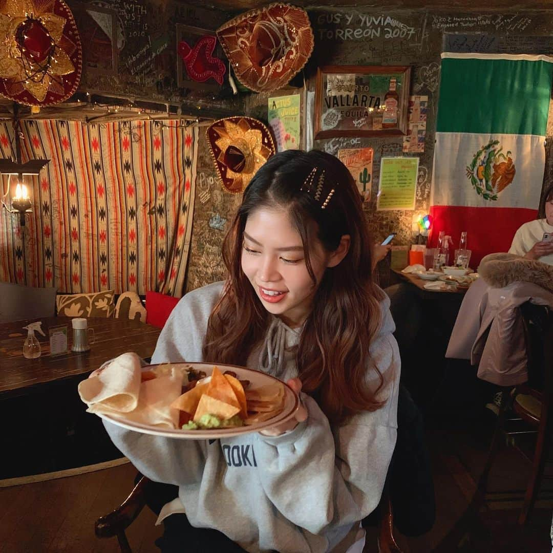 吉岡久美子のインスタグラム：「、 タコスが食べたくなったので🌮 、 メキシコ雑貨ってほんとかわいい！ 、 店内に入るとメキシコみたいで リフレッシュできましたっ☺️✨ 、 、 #タコス #メキシコ #メキシコ料理 #メキシコ雑貨 #心斎橋ランチ #心斎橋グルメ #タコス🌮 #🌮 #心斎橋  、 #つぼみ大革命 #つぼみ #吉本 #よしもと #アイドル #idol #大阪 #東京 #神戸 #ライブ #instagood #いいね #フォローミー」