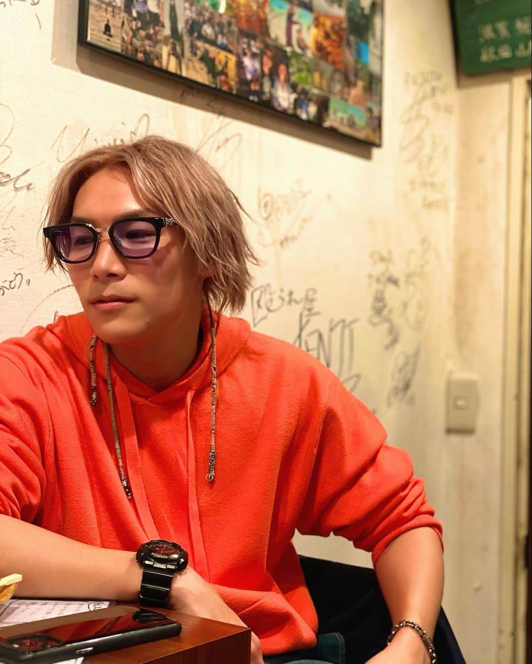 ジョーブログのインスタグラム：「実は最近、近しい人が亡くなって沢山考えさせられた。 ソーシャルディスタンスだの離れろだの言われて 人と面と向かって会うことを規制されて寂しい想いしてる人多いからせめて俺の周りだけは楽しい想い持ってもらわんとと思って、離れててもできることからやってこかあ。 コロナ禍なってむかしの友達とかから悩み相談やら人生相談めちゃくちゃ受ける。人間いろいろあるけど今こそ支え合って目の前の大切な人としっかり連絡とらな、ほんま人間すぐどっかいってまうんやで。 今日はジョーズクラブでzoom交流会👍 ガンガン人生の話し聞くでい。 俺らにはどんな状況でももっとできることがあるはずや。 俺らの新たな基地作りの作戦会議もしよかあ  #レディゴー　#ジョーズクラブ」