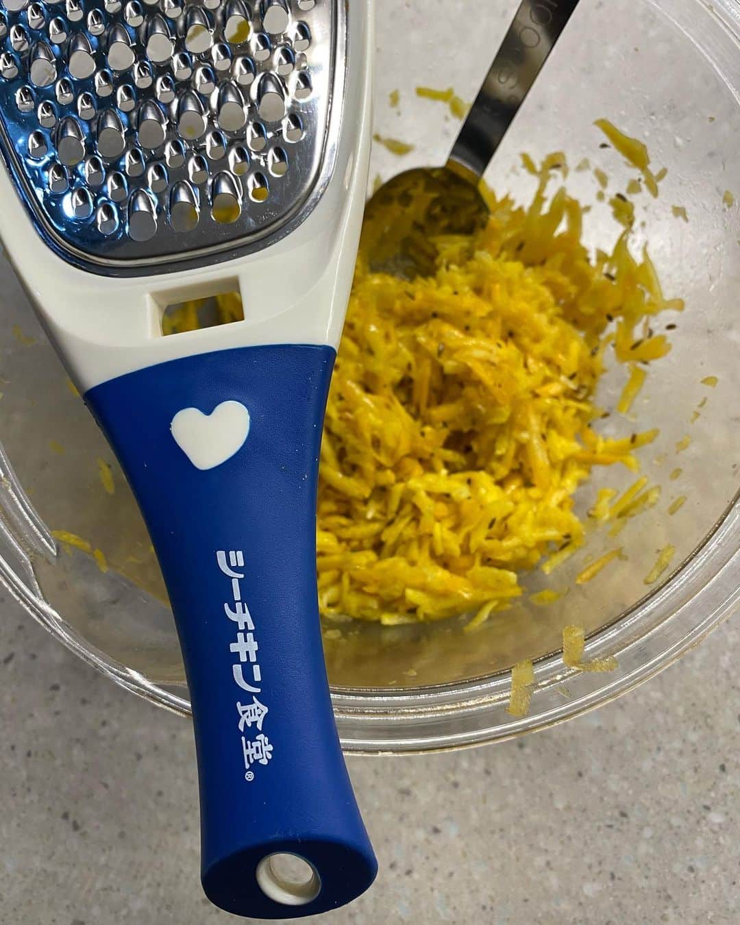 上江洌清作のインスタグラム：「キヨサクックパッド改め  キヨサクック  島にんじんのラペ  栄養満点、細長く黄色のが特徴の  島にんじん⤴︎  愛用している  シーチキン食堂のしりしり器  持ち手と、頭の方がラバーになってて最高⤴︎  ガンボのラペを目指して  今晩ラペります  @roochoogumbo   #キヨサクック  #クミン入りが好きす」