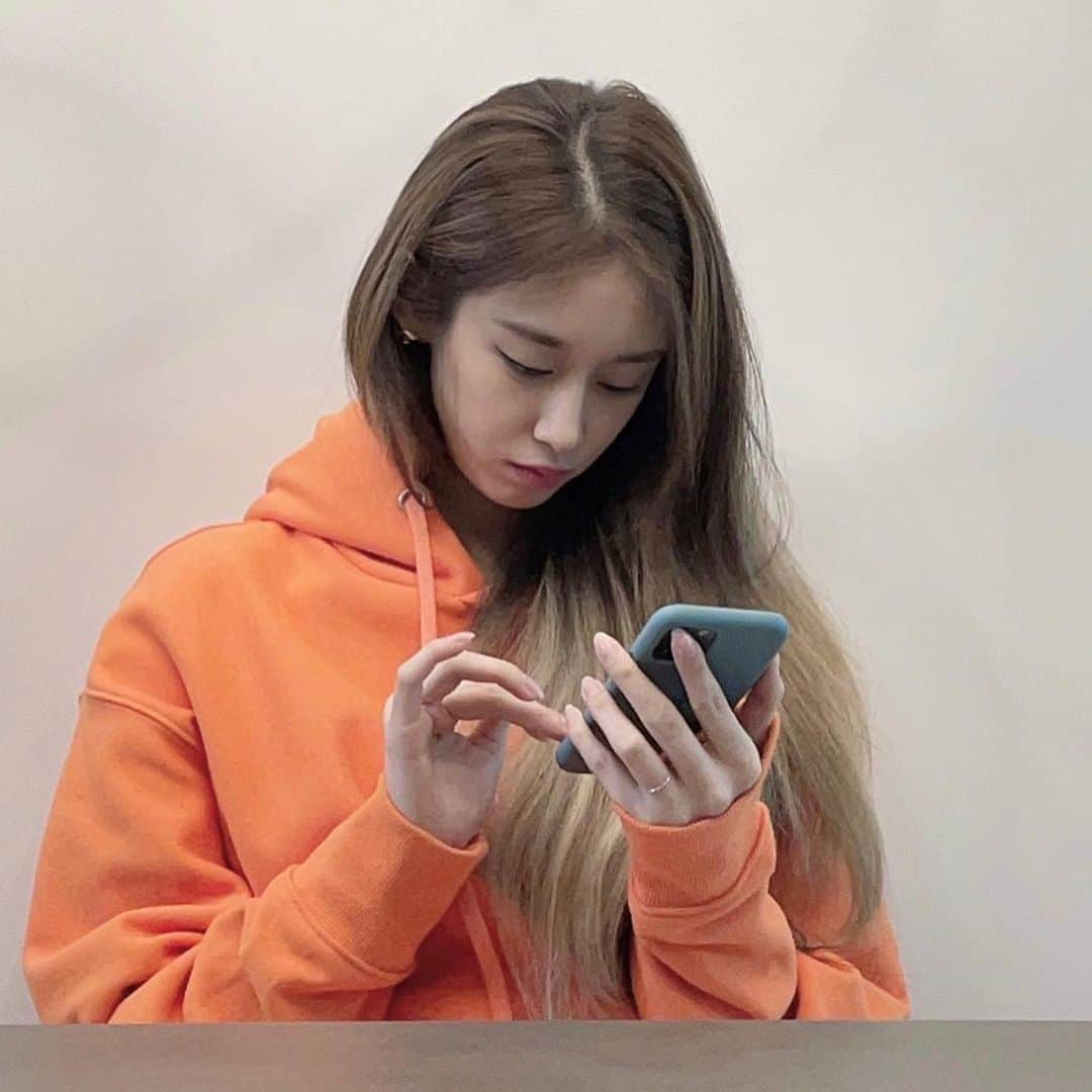 ジヨン のインスタグラム：「행복하자 우리 ❤️」